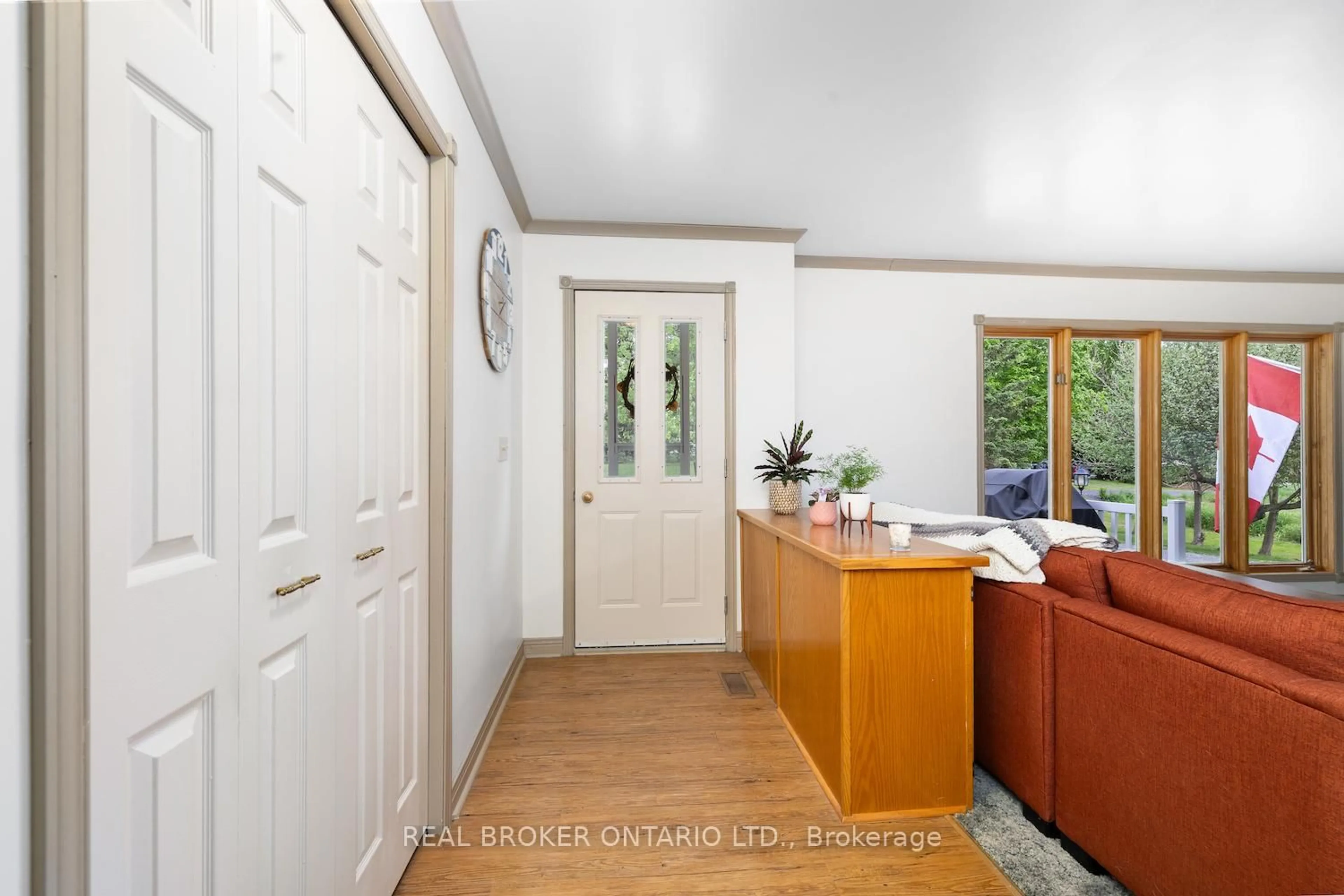 Indoor entryway for 11590 MCINTOSH Rd, North Dundas Ontario K0E 1J0