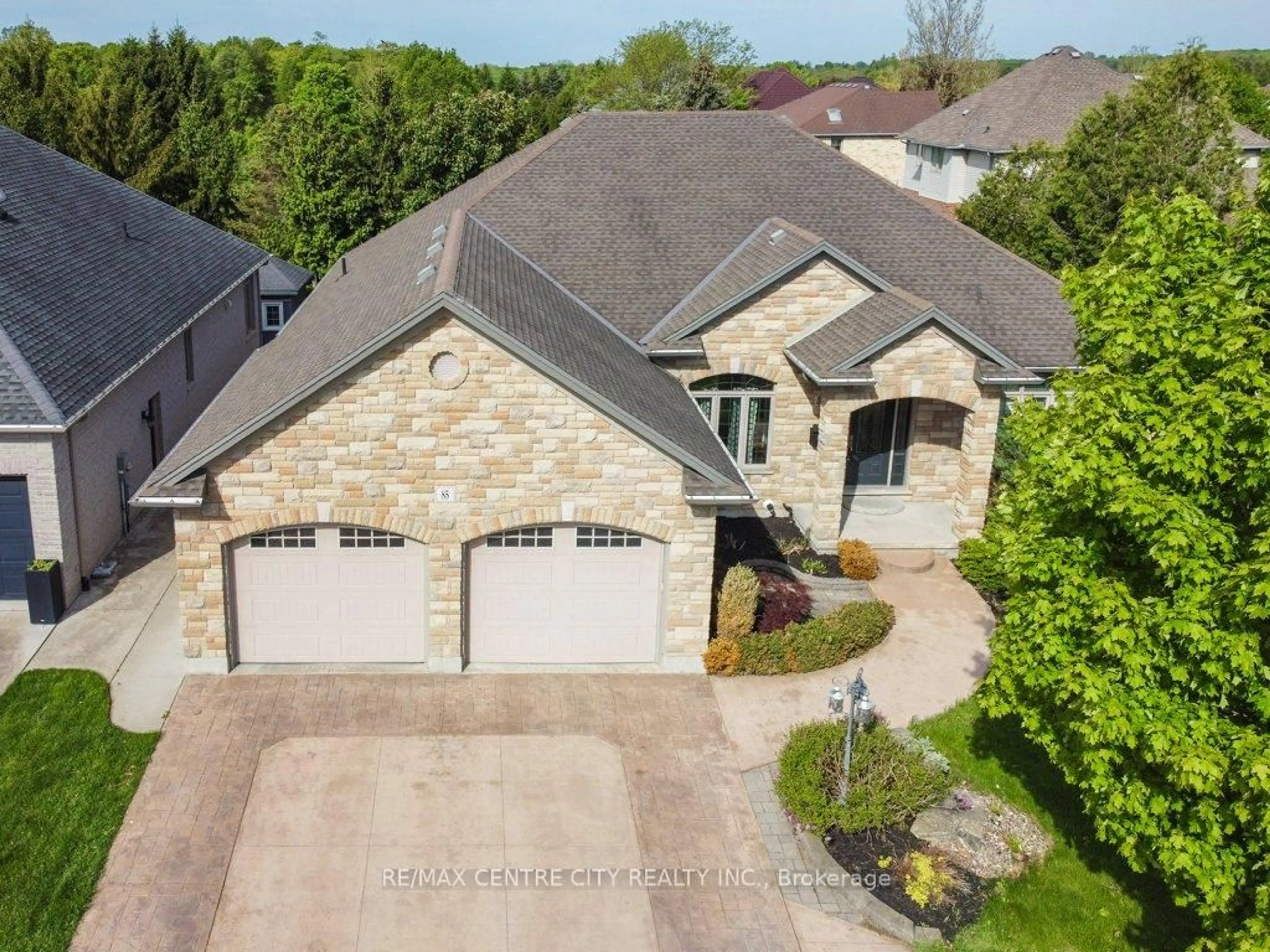 A pic from outside/outdoor area/front of a property/back of a property/a pic from drone, street for 85 Prince of Wales Gate, London North Ontario N6H 5M2