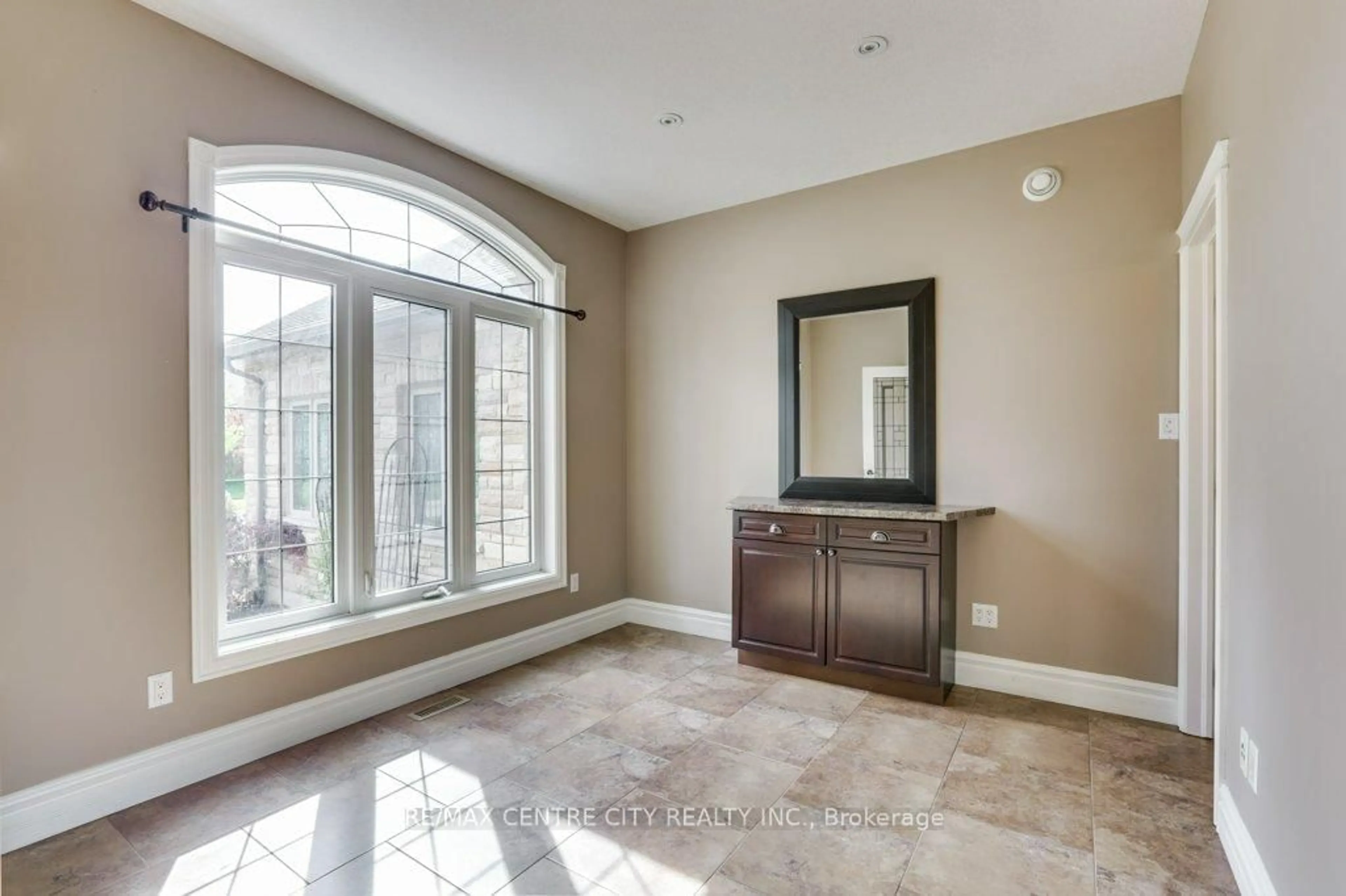 Indoor entryway for 85 Prince of Wales Gate, London North Ontario N6H 5M2