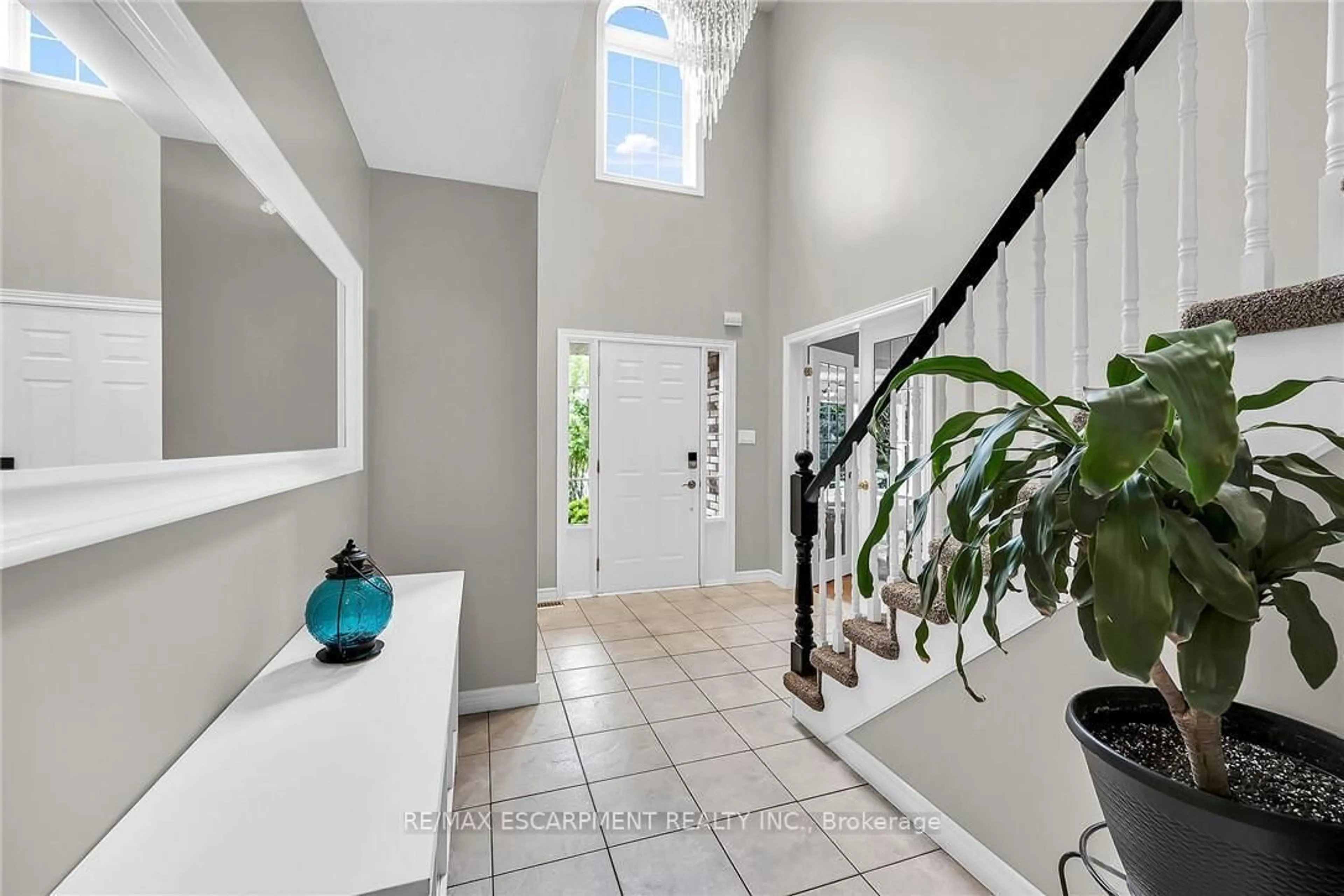 Indoor entryway for 684 UPPER HORNING Rd, Hamilton Ontario L9C 7R3