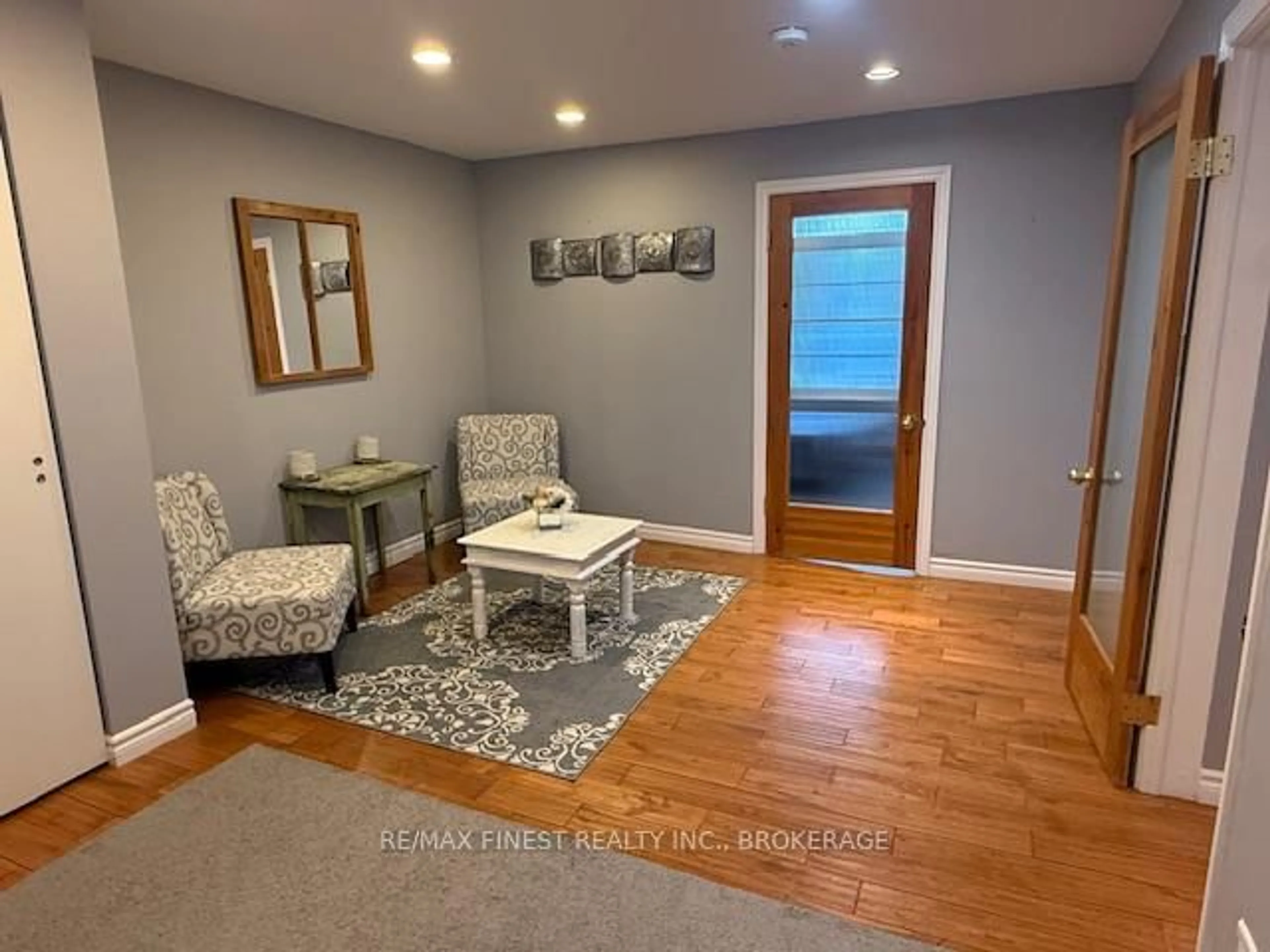 Indoor entryway for 166 Queen St, Kingston Ontario K7K 1B1