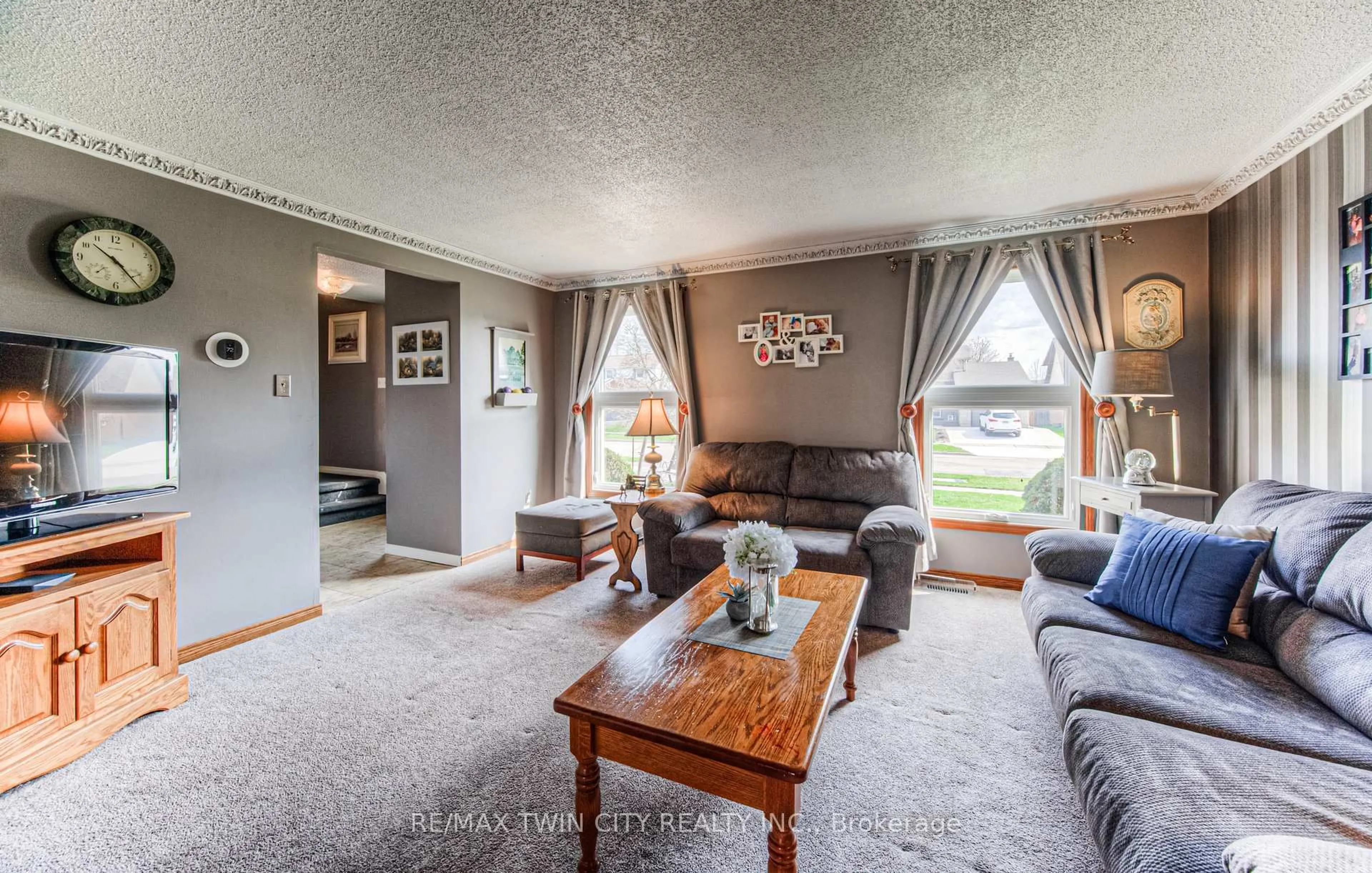 Living room with furniture, unknown for 76 Newbury Dr, Kitchener Ontario N2N 2X6