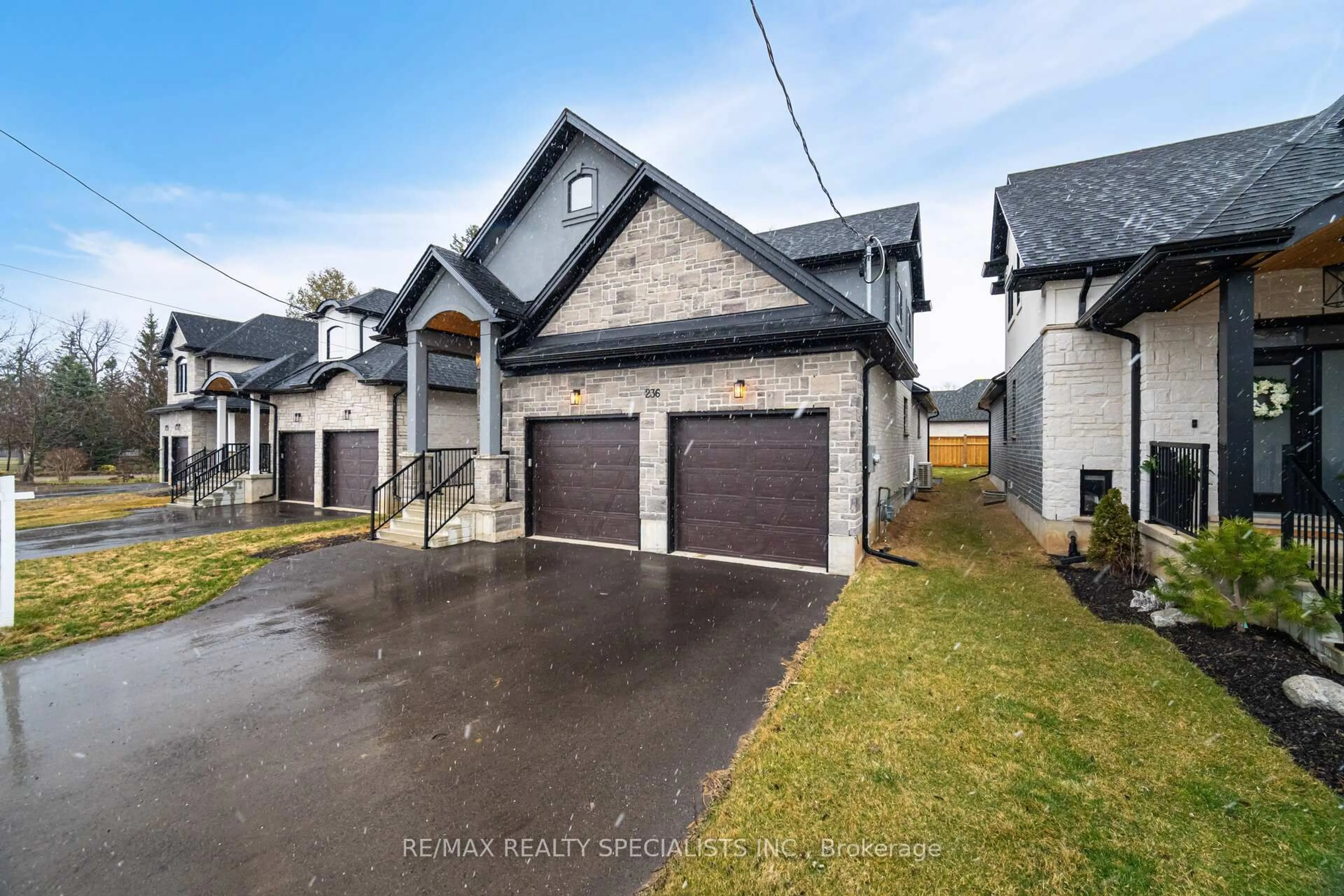 A pic from outside/outdoor area/front of a property/back of a property/a pic from drone, street for 236 Mount Pleasant St, Brantford Ontario N3T 1V1