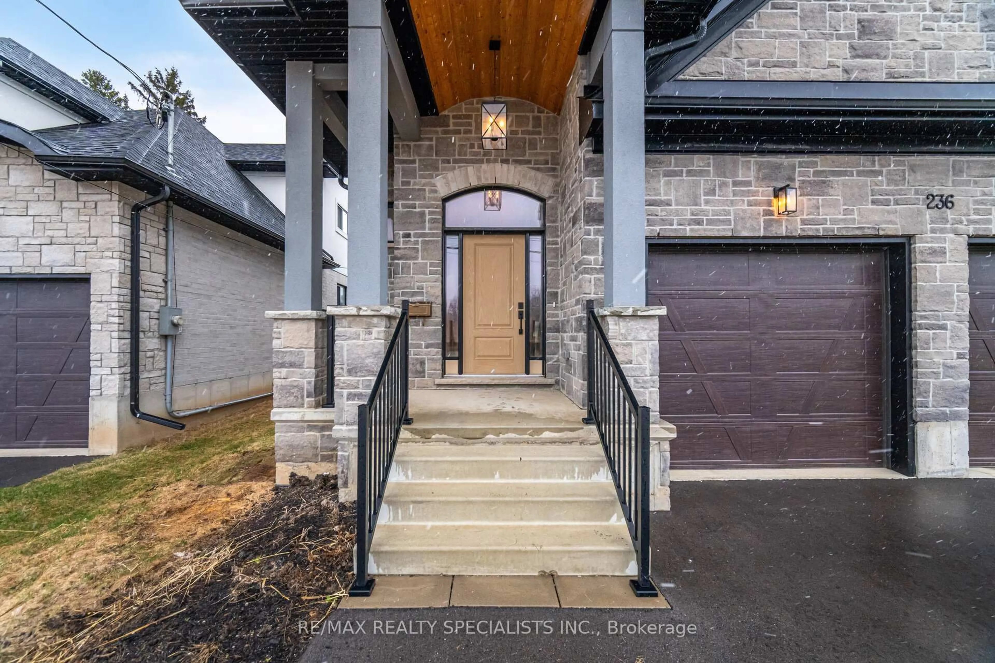 Indoor entryway for 236 Mount Pleasant St, Brantford Ontario N3T 1V1