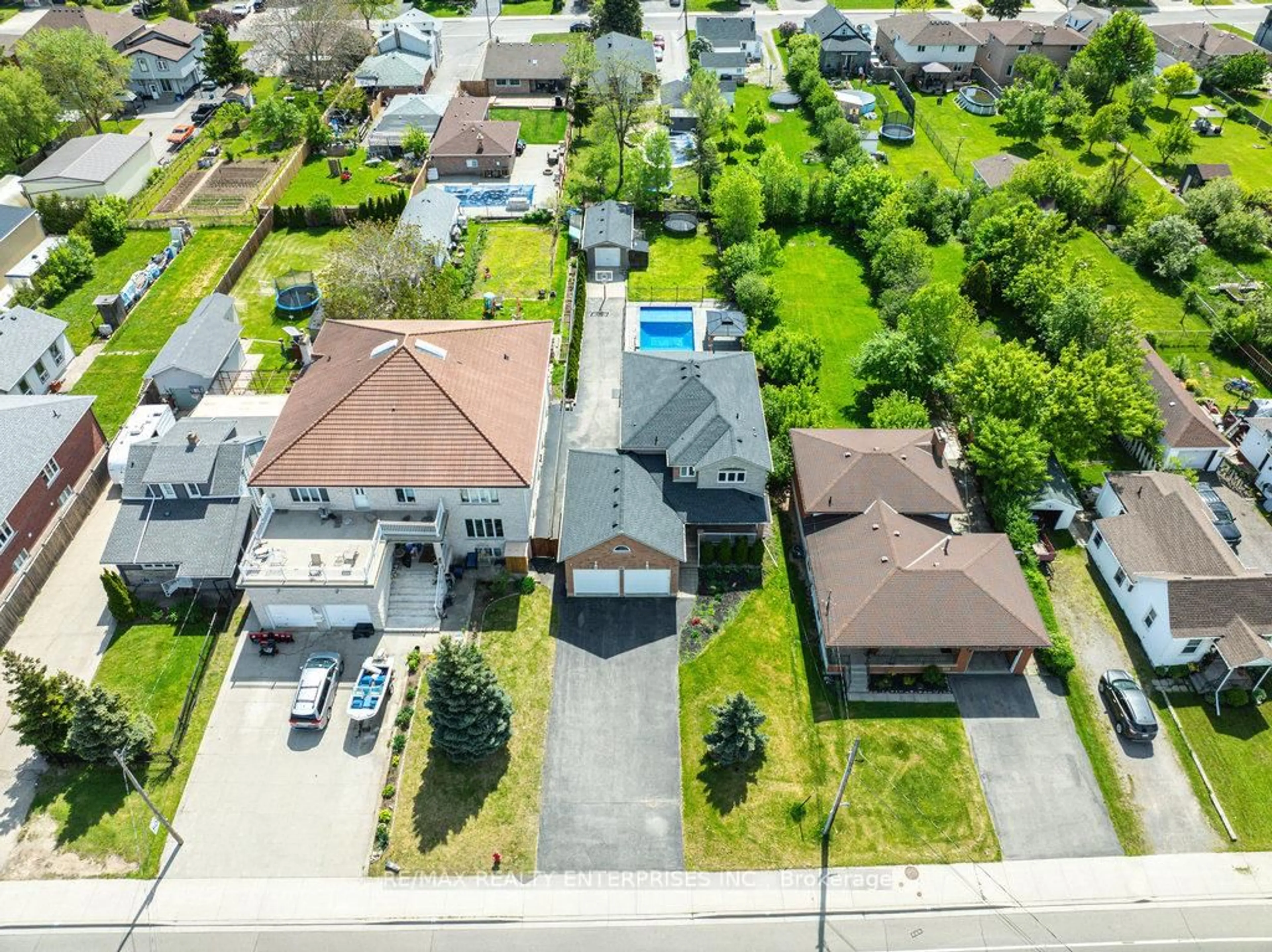 A pic from outside/outdoor area/front of a property/back of a property/a pic from drone, street for 248 1/2 Millen Rd, Hamilton Ontario L8E 2G9