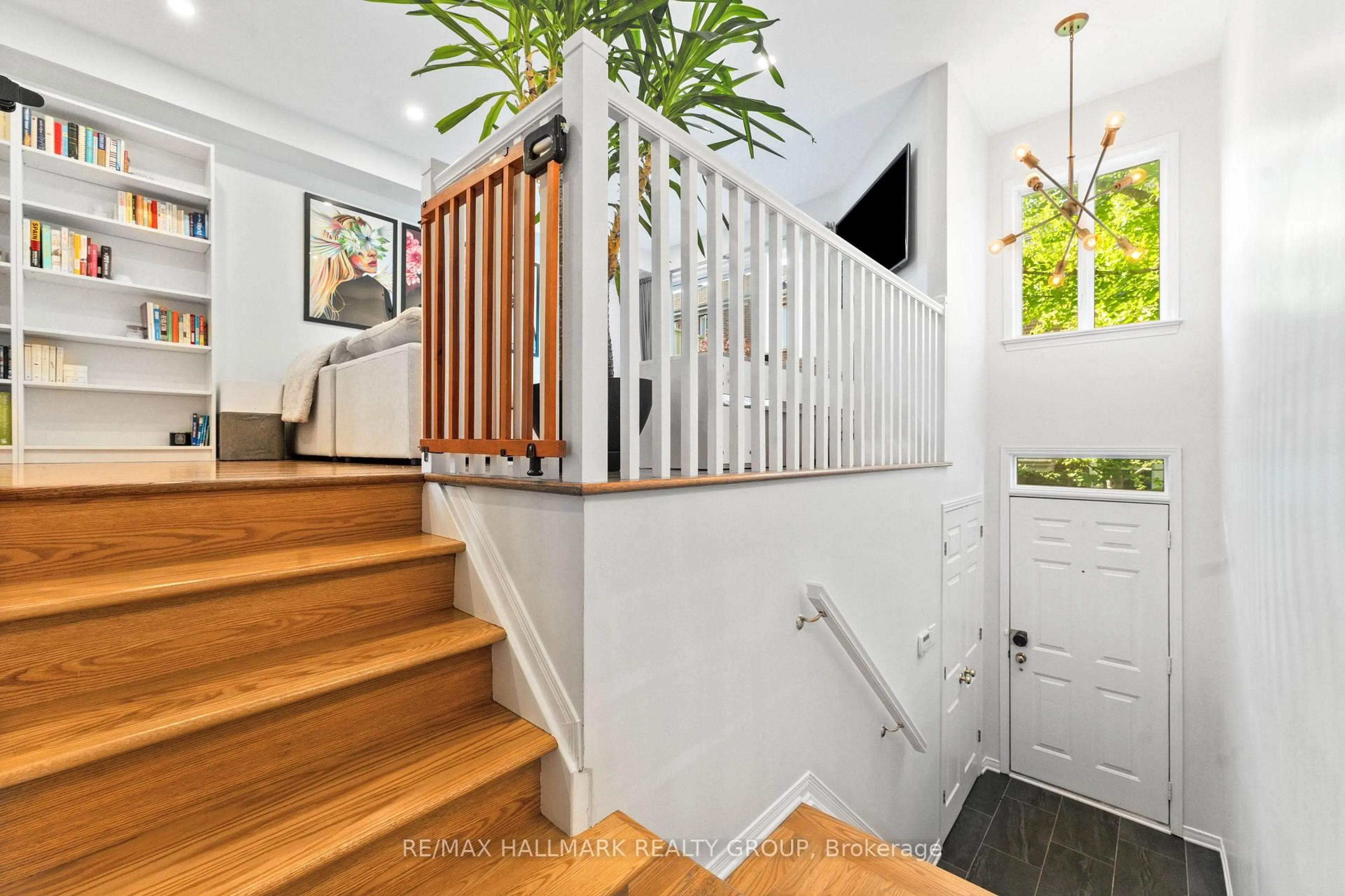 Indoor entryway for 2 Prudhomme Private, Ottawa Ontario K1N 1G2