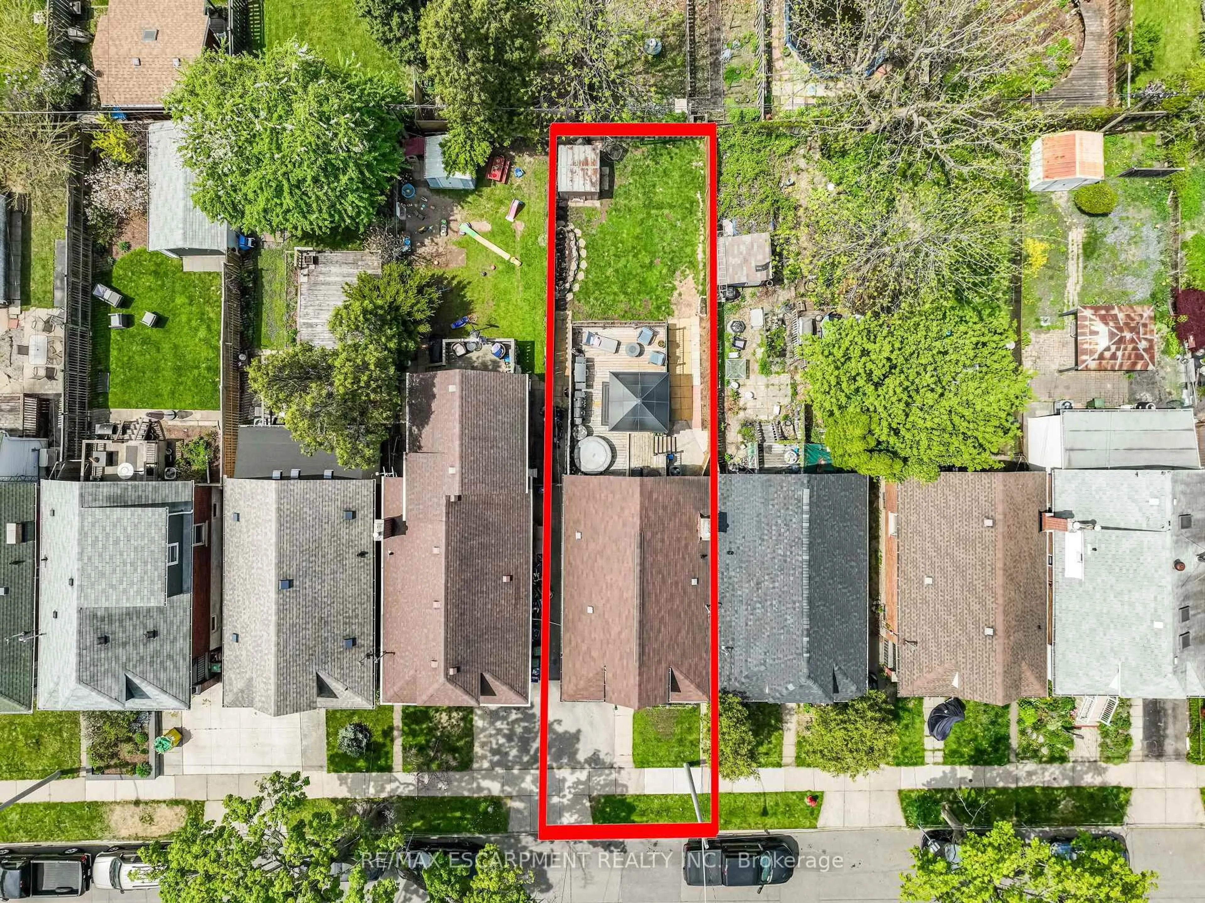 A pic from outside/outdoor area/front of a property/back of a property/a pic from drone, street for 52 Graham Ave, Hamilton Ontario L8K 2M1