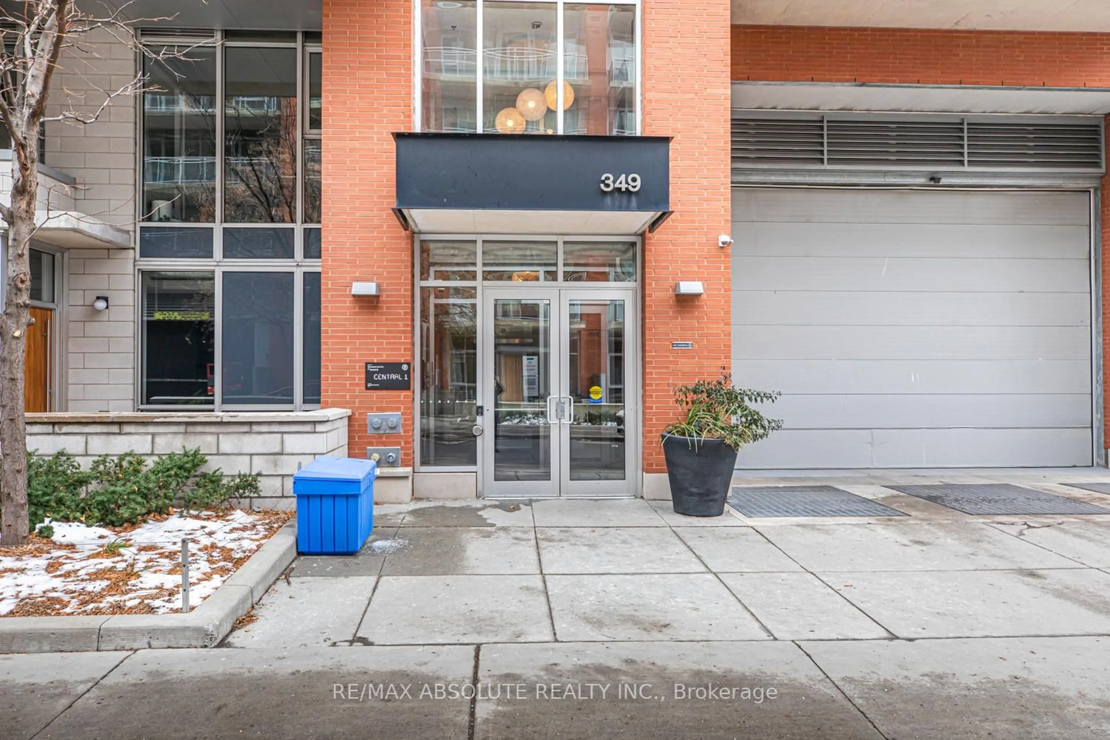 Indoor foyer for 349 Mcleod St #422, Ottawa Ontario K2P 0S1