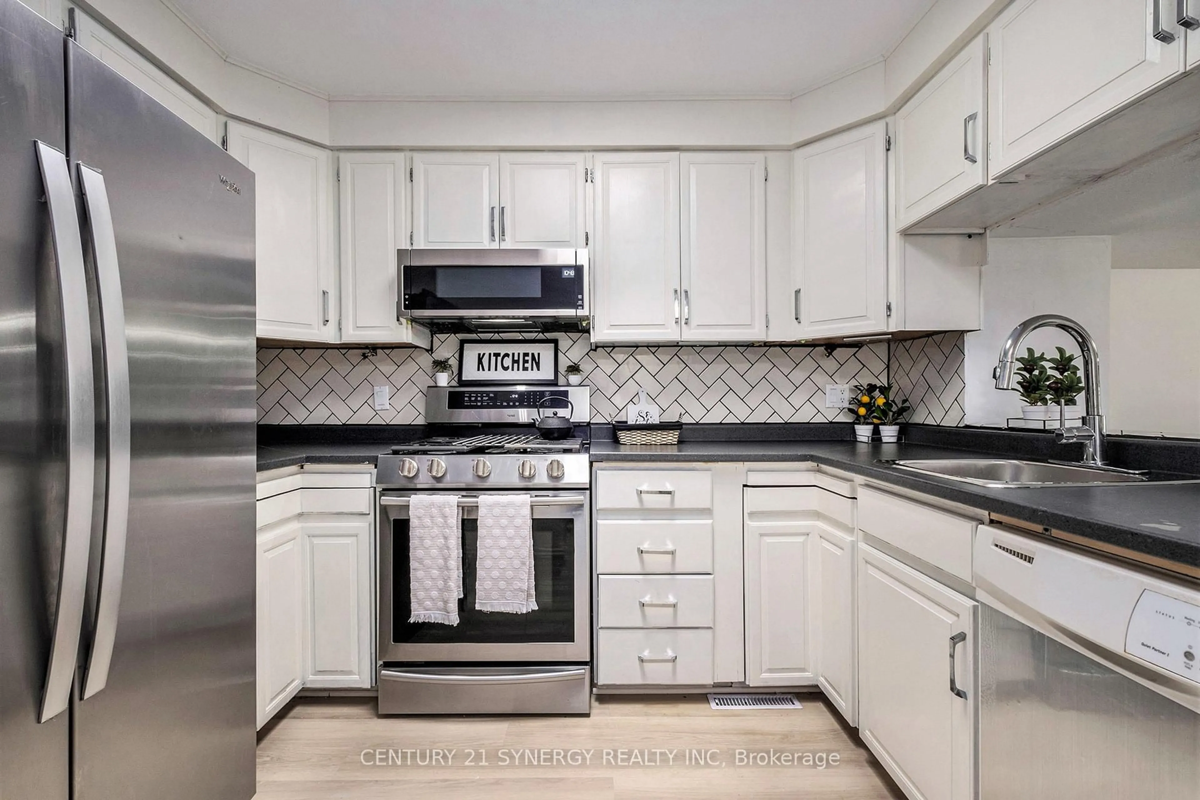 Standard kitchen, ceramic/tile floor for 127 Woodfield Dr, Ottawa Ontario K2G 0A1