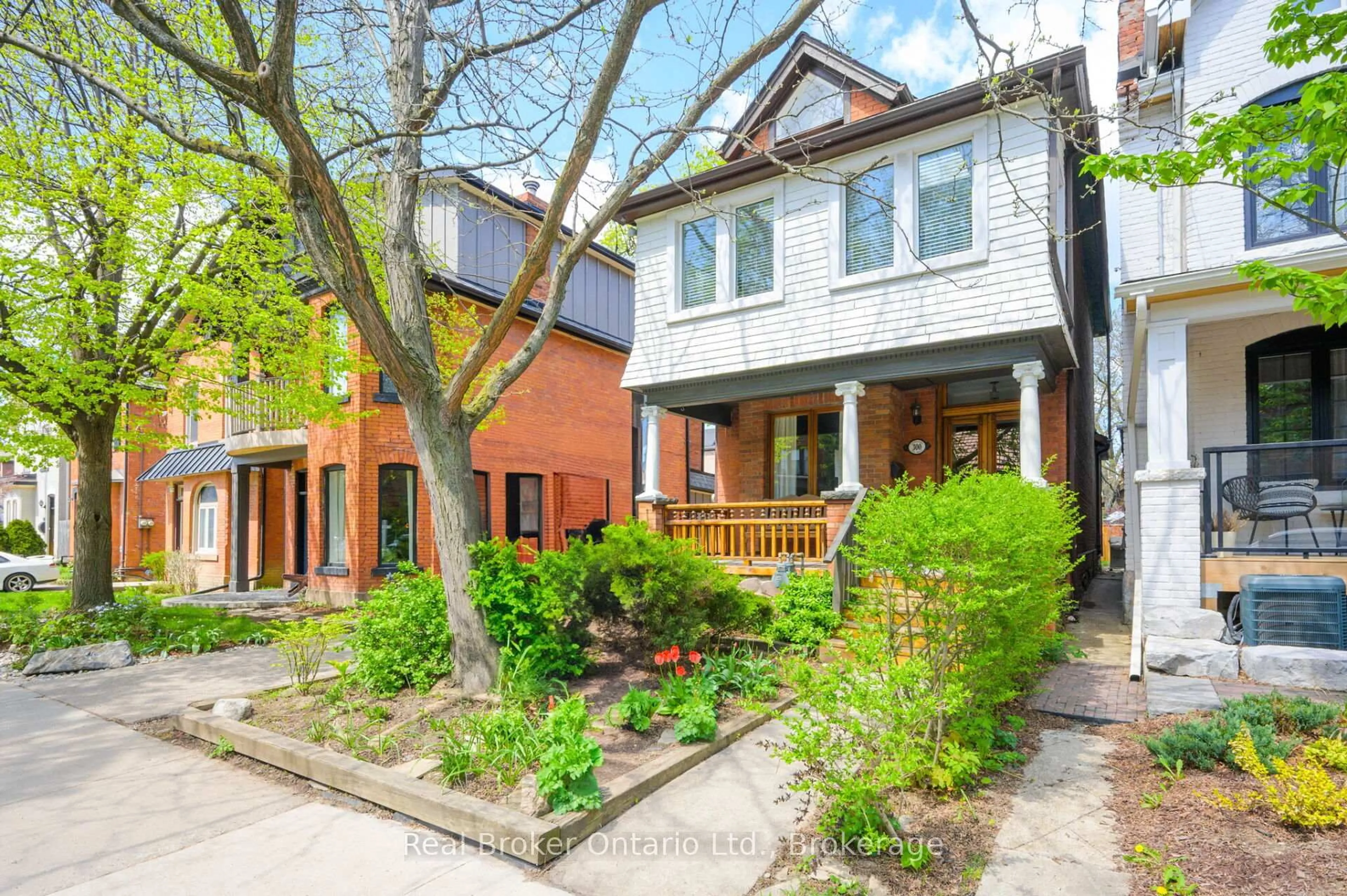 Home with brick exterior material, street for 300 Charlton Ave, Hamilton Ontario L8P 2E5