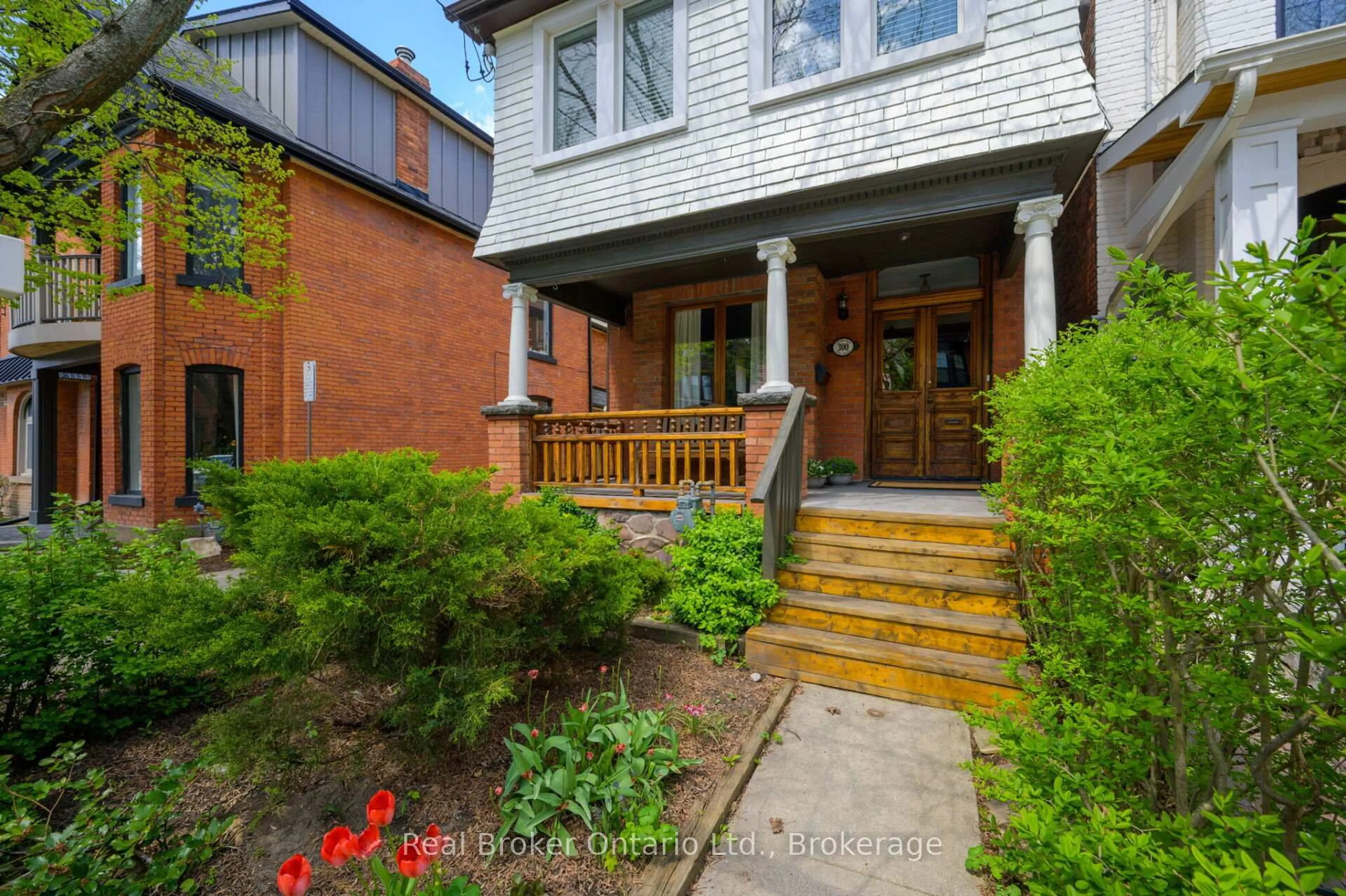 Home with brick exterior material, street for 300 Charlton Ave, Hamilton Ontario L8P 2E5
