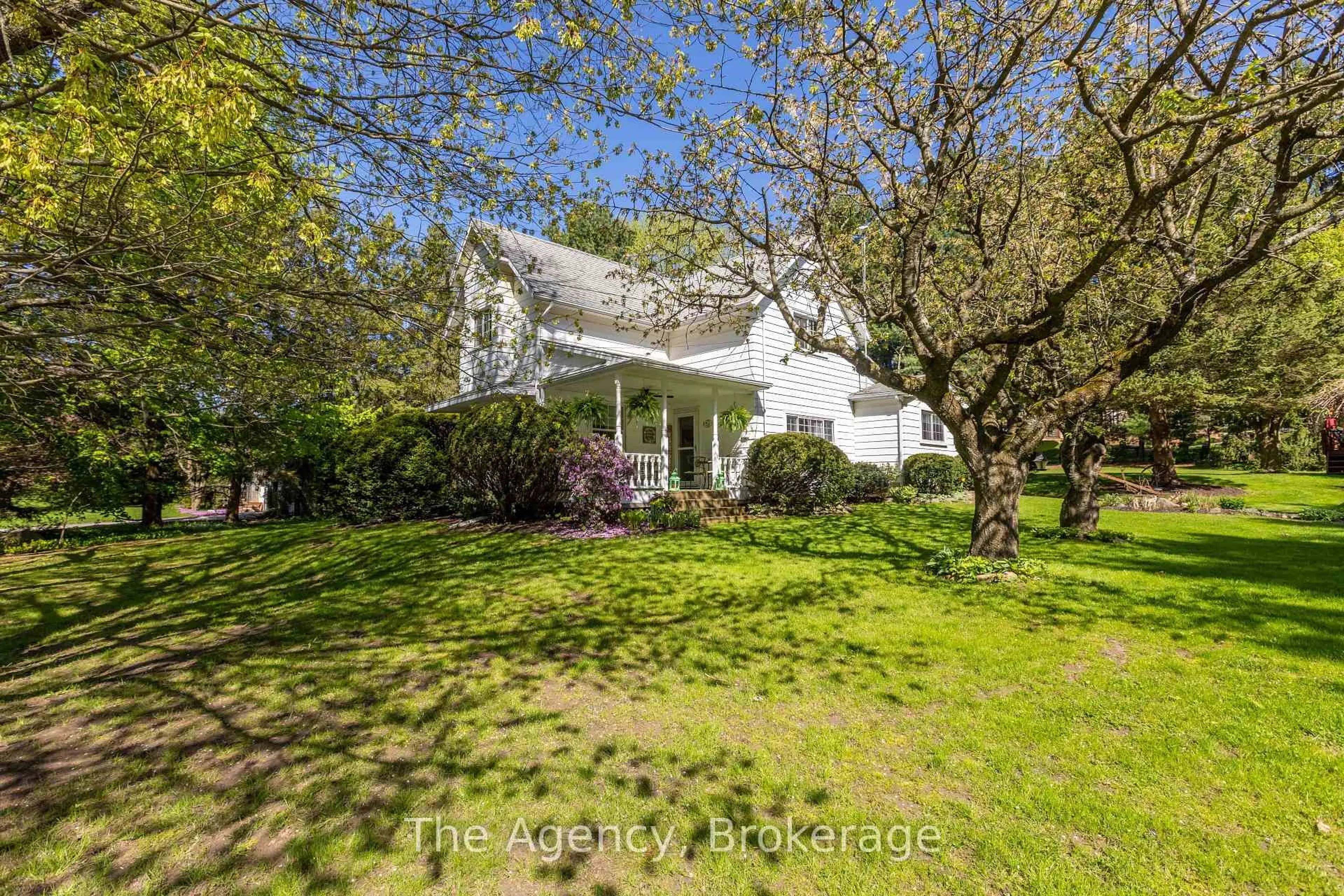 A pic from outside/outdoor area/front of a property/back of a property/a pic from drone, street for 511 Canboro Rd, Pelham Ontario L0S 1C0