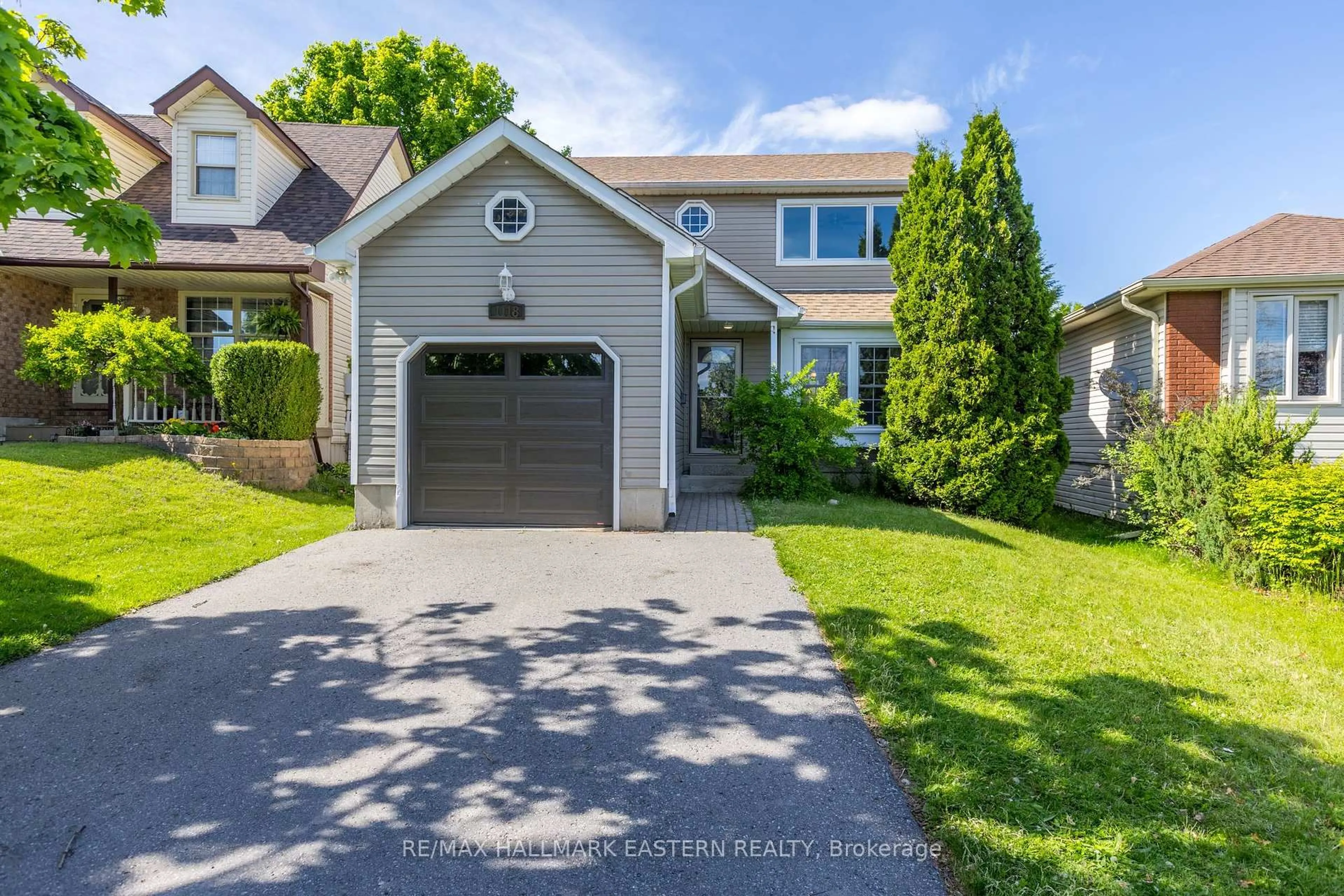 Home with vinyl exterior material, street for 1118 Huntington Circ, Peterborough West Ontario K9K 2A8