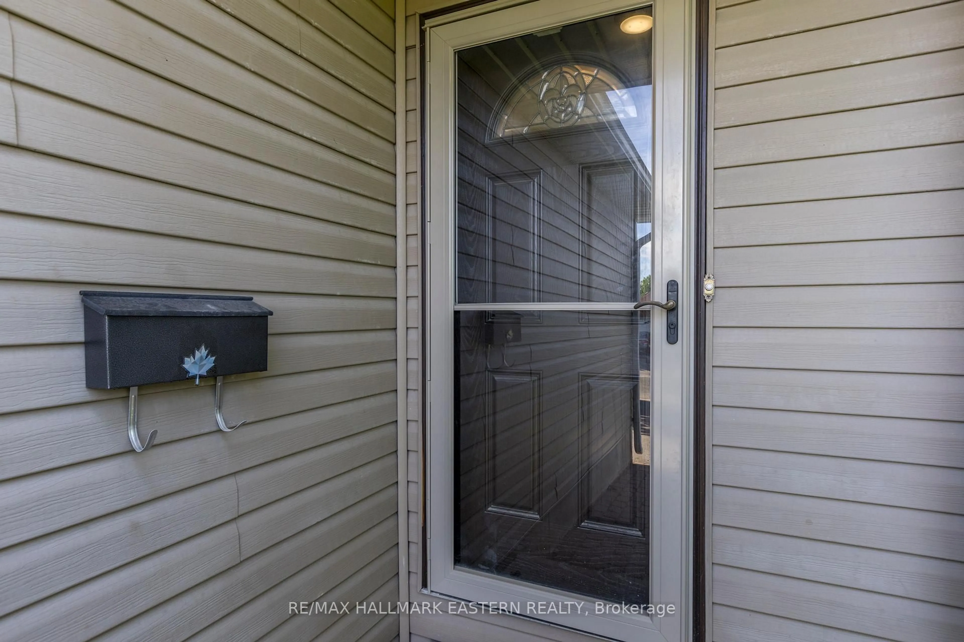 Indoor entryway for 1118 Huntington Circ, Peterborough West Ontario K9K 2A8