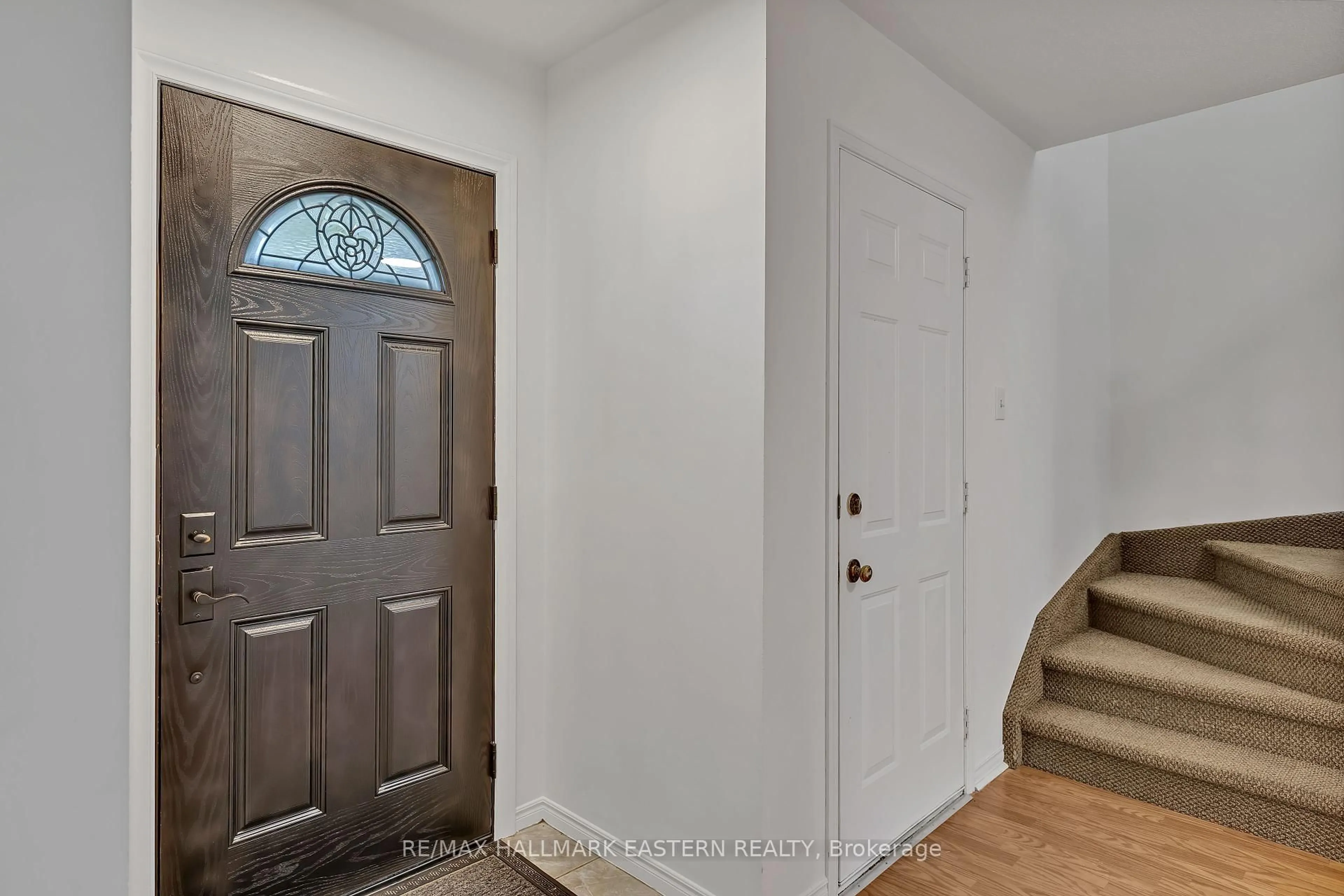 Indoor entryway for 1118 Huntington Circ, Peterborough West Ontario K9K 2A8