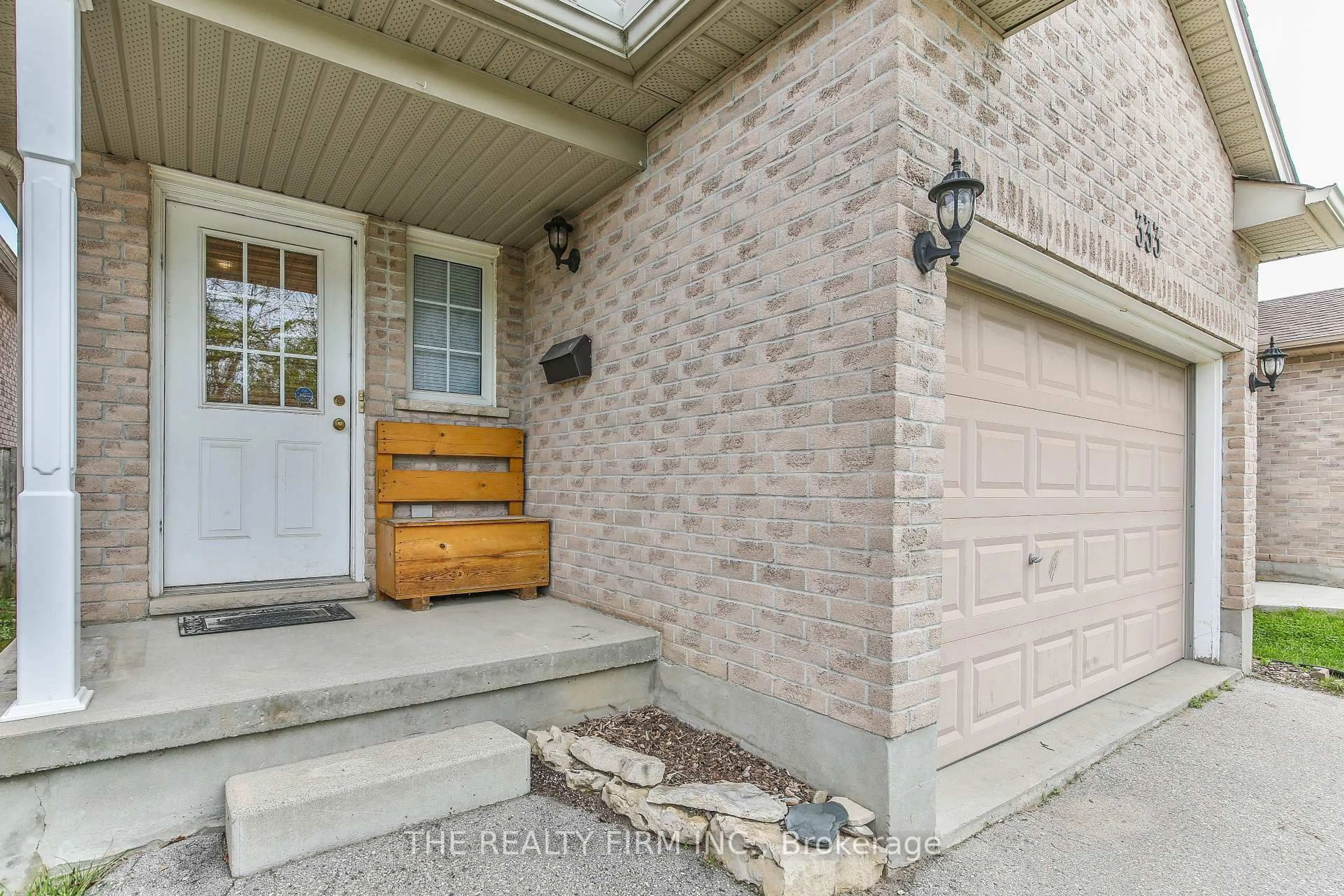 Unknown for 333 Exmouth Circ, London East Ontario N5V 5G5