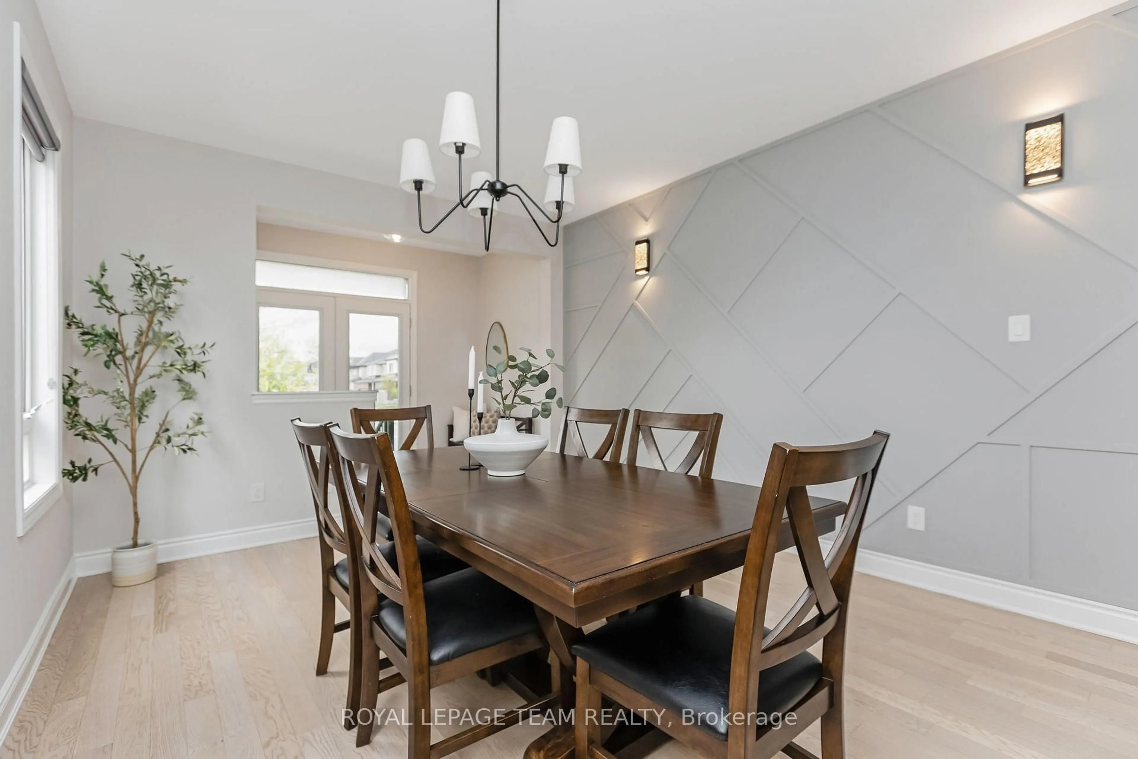 Dining room, wood/laminate floor for 633 Parade Dr, Ottawa Ontario K2S 0X8