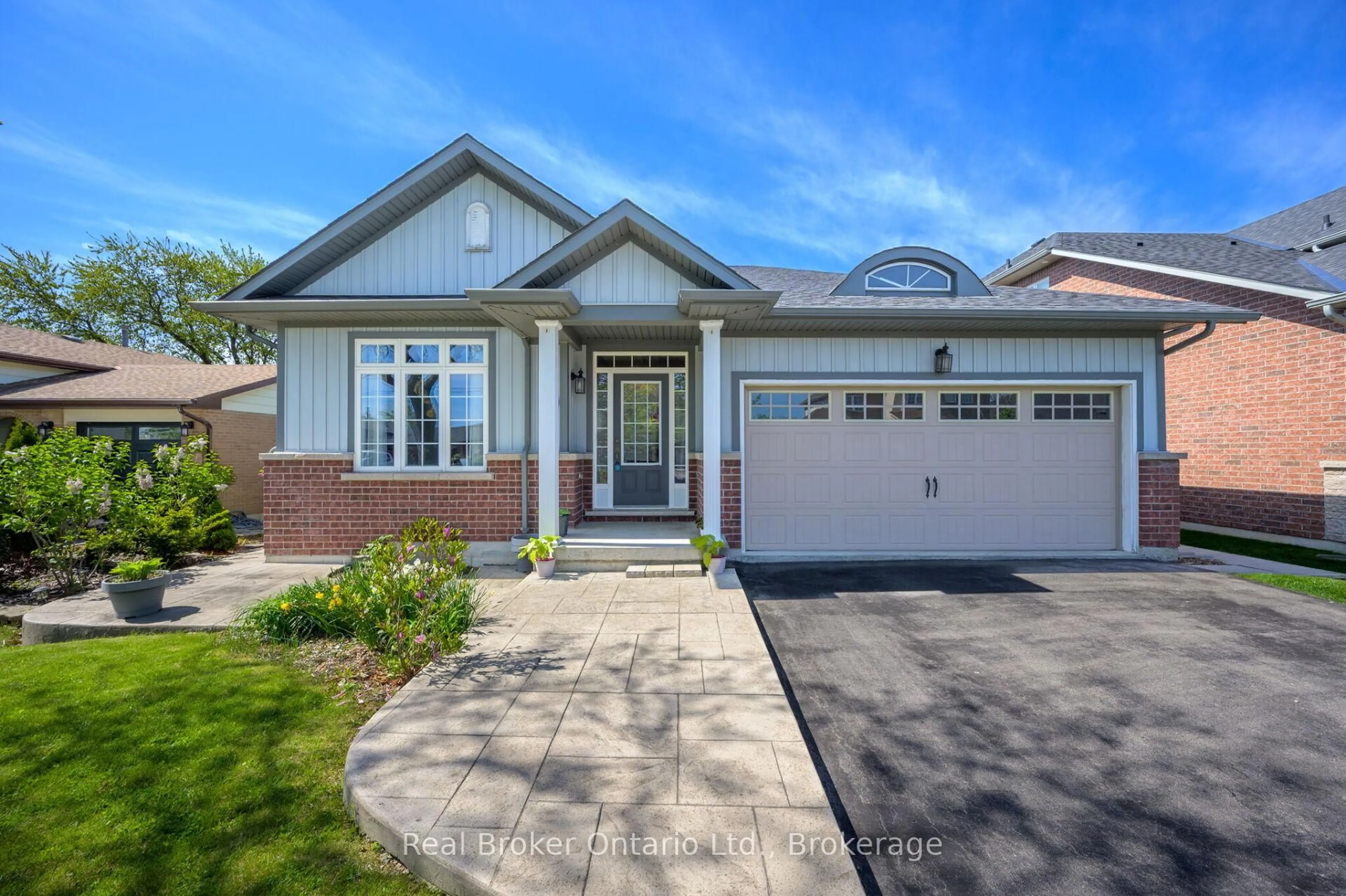 Home with brick exterior material, street for 11 Sidare Crt, Grimsby Ontario L3M 4E8