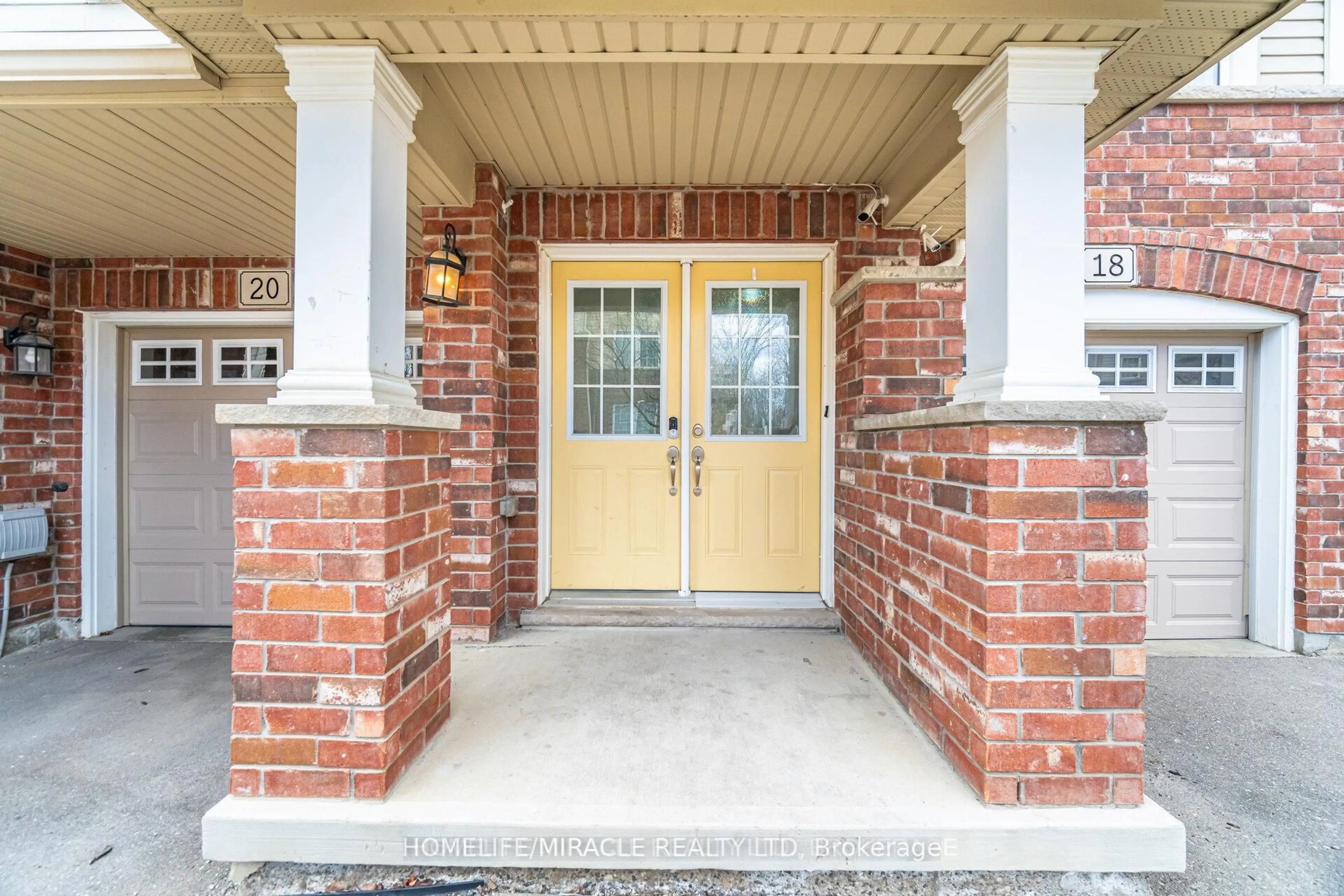 Indoor entryway for 18 Kenridge Terr, Hamilton Ontario L8J 0G4