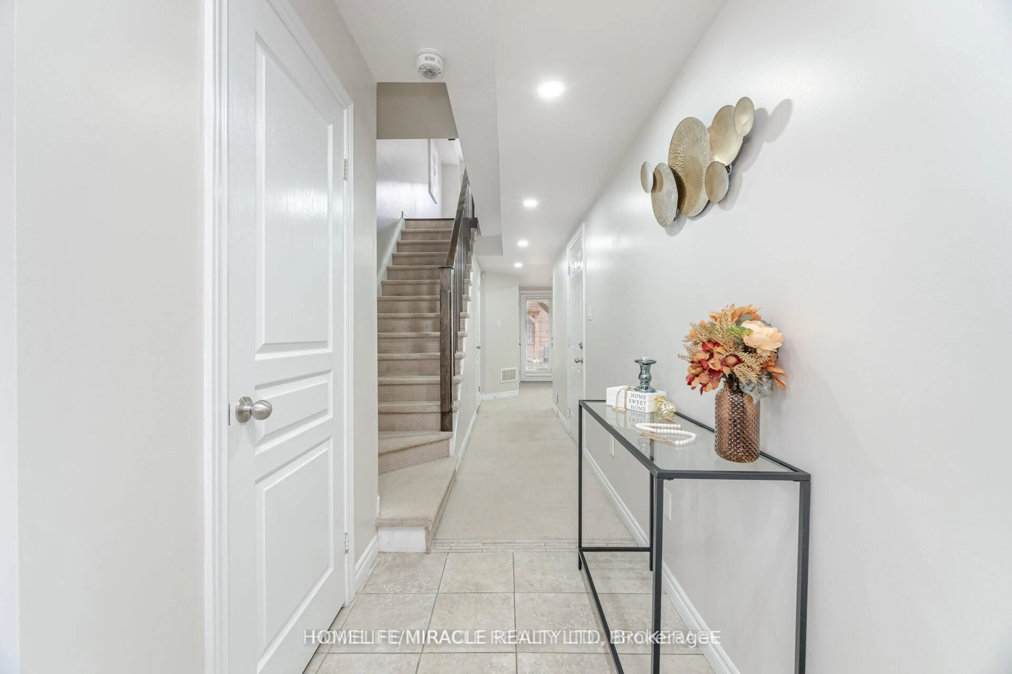 Indoor entryway for 18 Kenridge Terr, Hamilton Ontario L8J 0G4