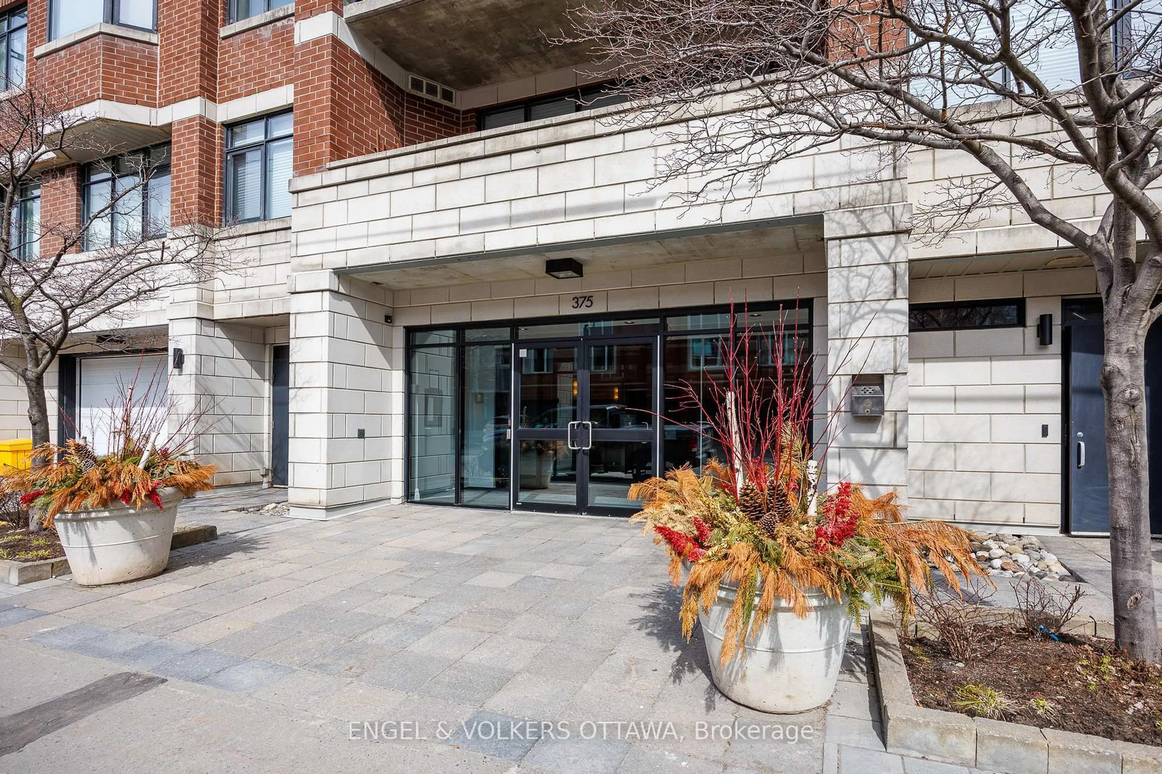 Indoor foyer for 375 Lisgar St #203, Ottawa Ontario K2P 0E3