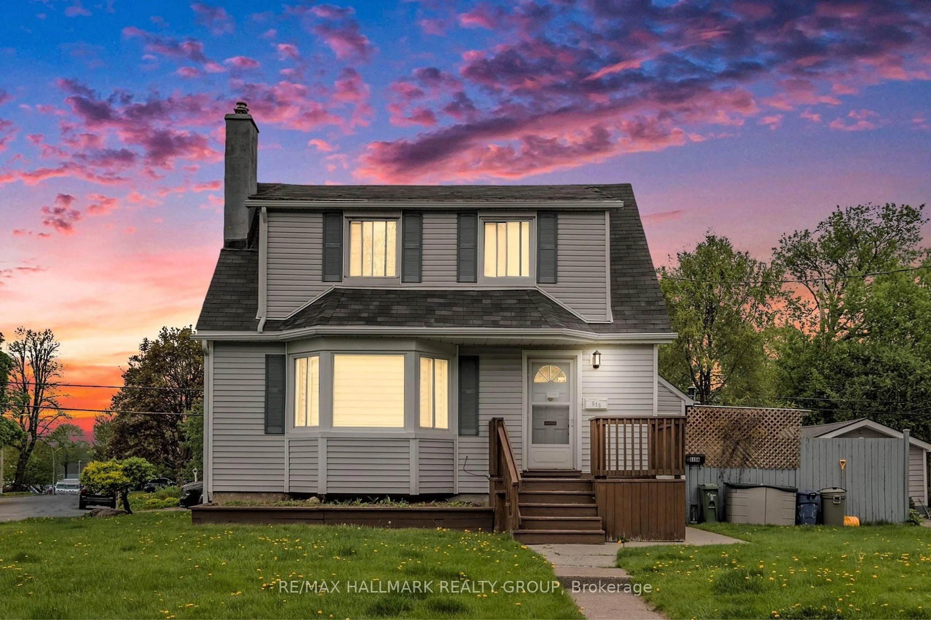 Home with vinyl exterior material, street for 515 Guy St, Ottawa Ontario K1K 1B8
