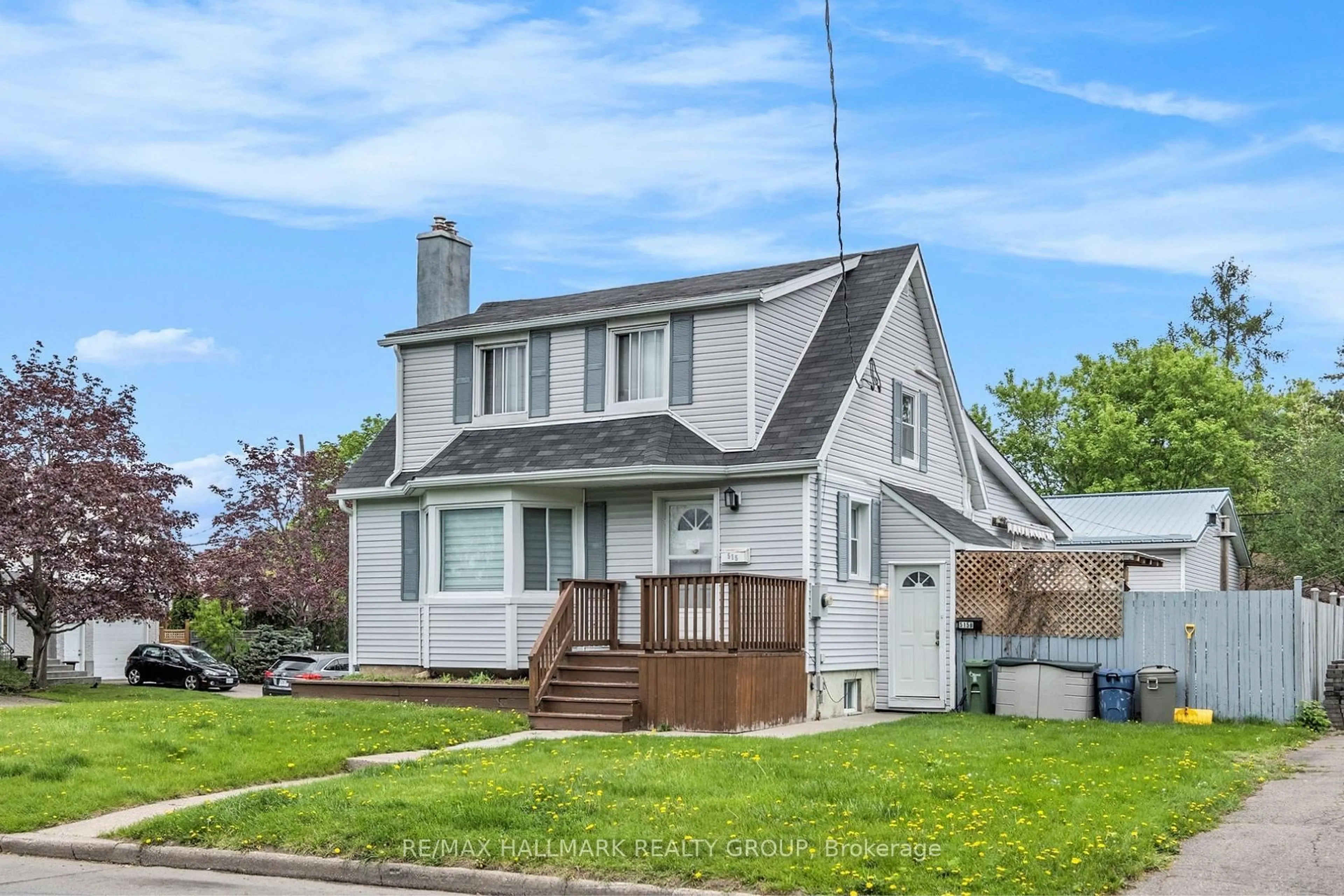 Home with vinyl exterior material, street for 515 Guy St, Ottawa Ontario K1K 1B8