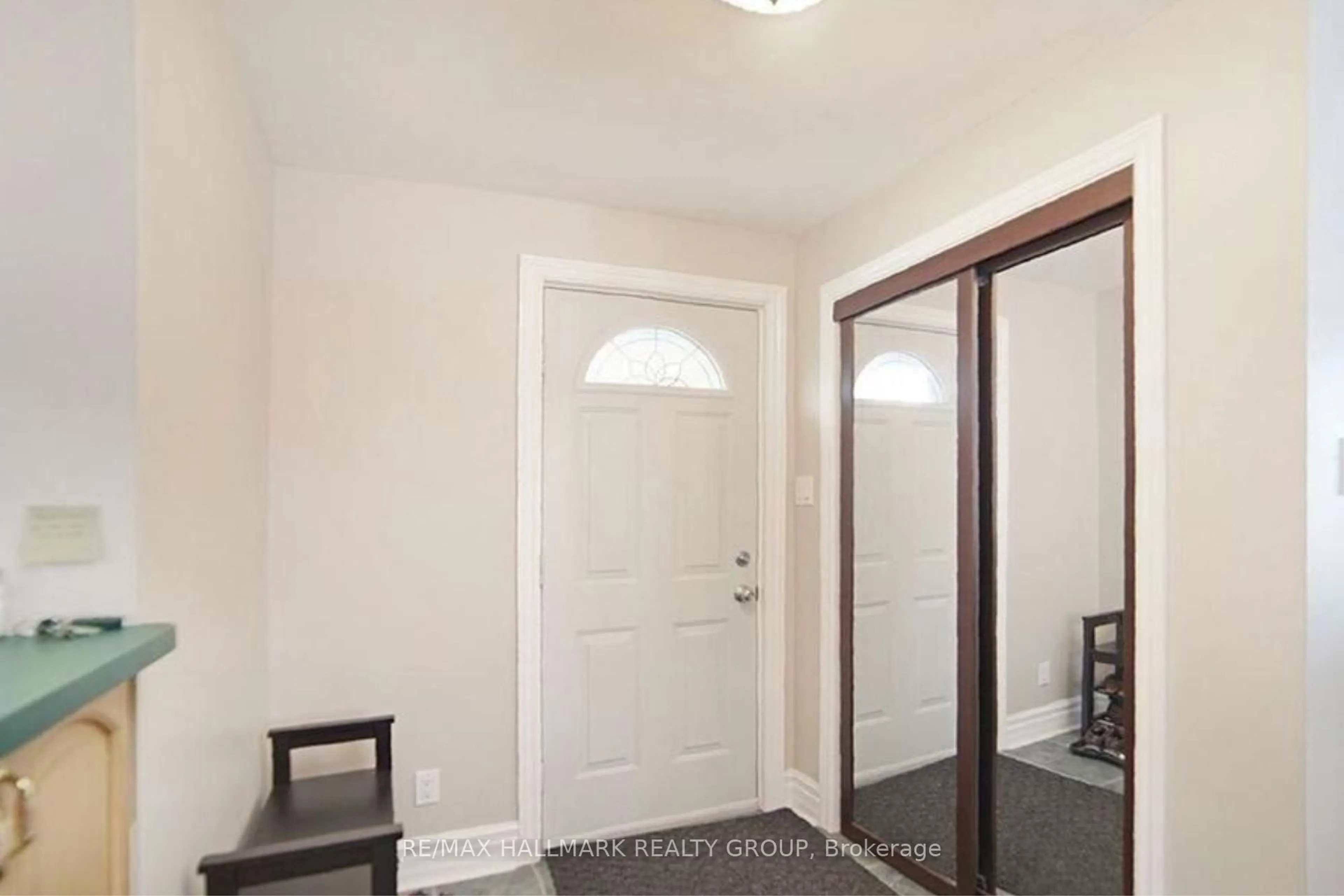 Indoor entryway for 515 Guy St, Ottawa Ontario K1K 1B8