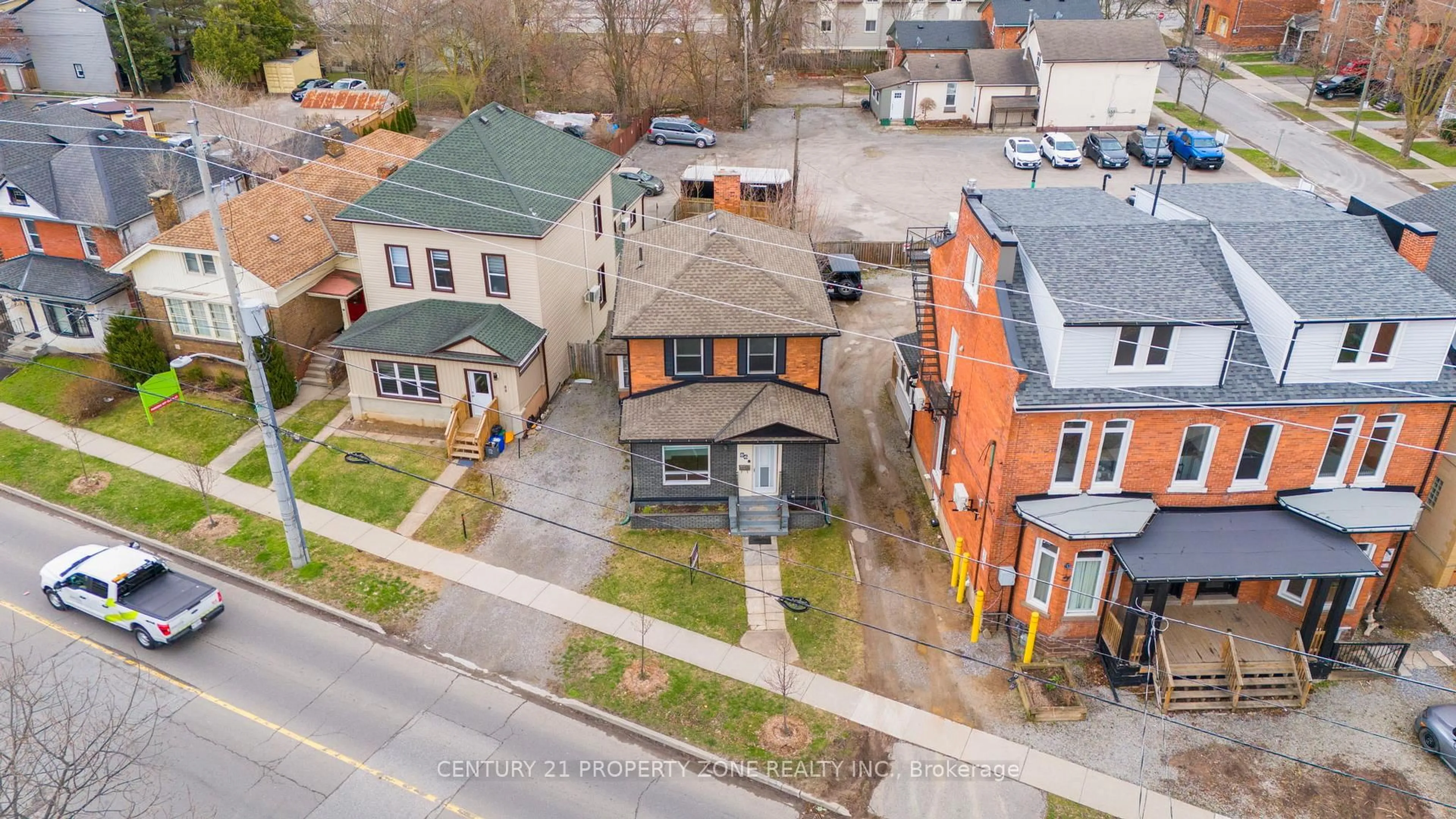 A pic from outside/outdoor area/front of a property/back of a property/a pic from drone, street for 86 Welland Ave, St. Catharines Ontario L2R 2N1