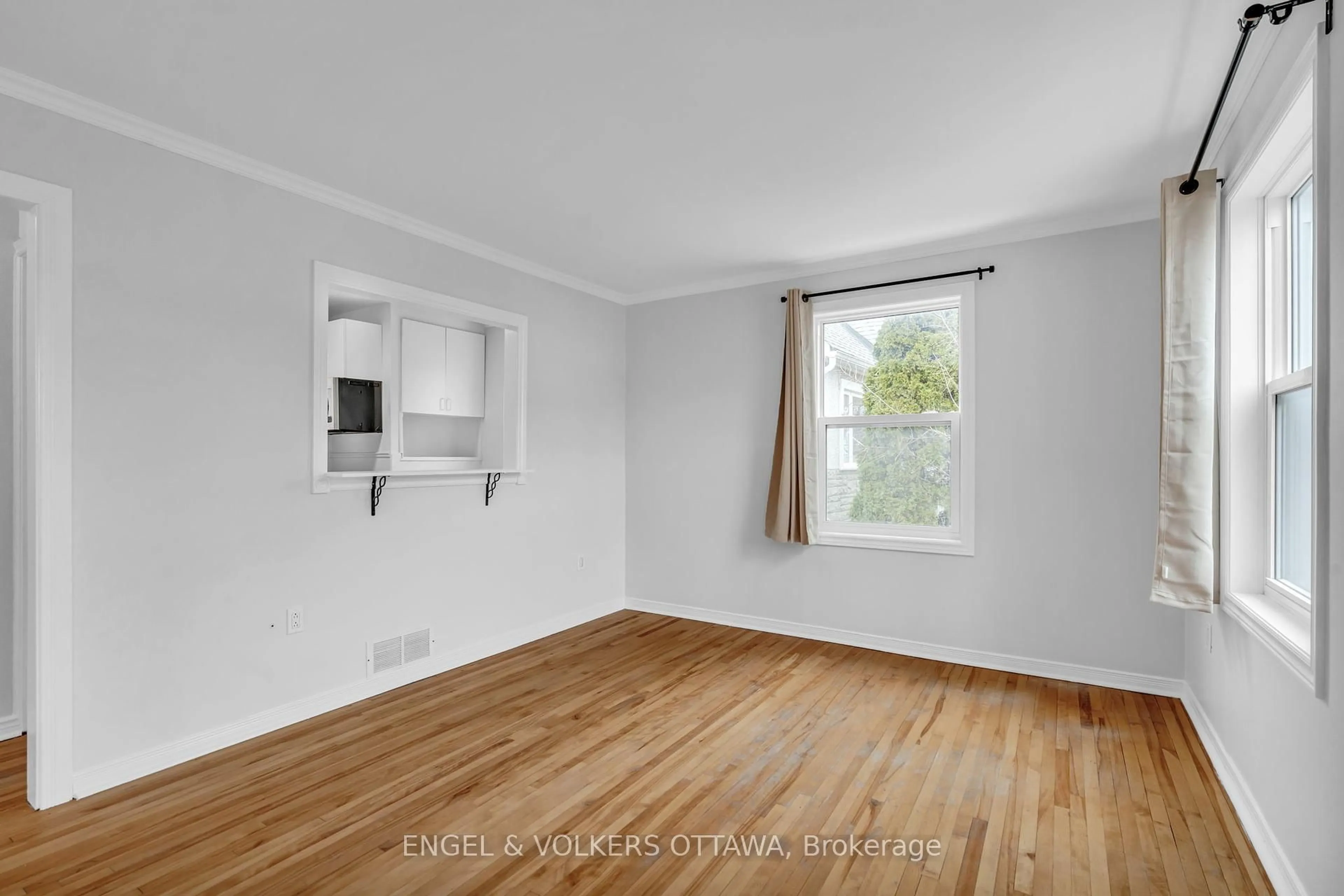 A pic of a room for 141 Crerar Ave, Ottawa Ontario K1Z 7P4
