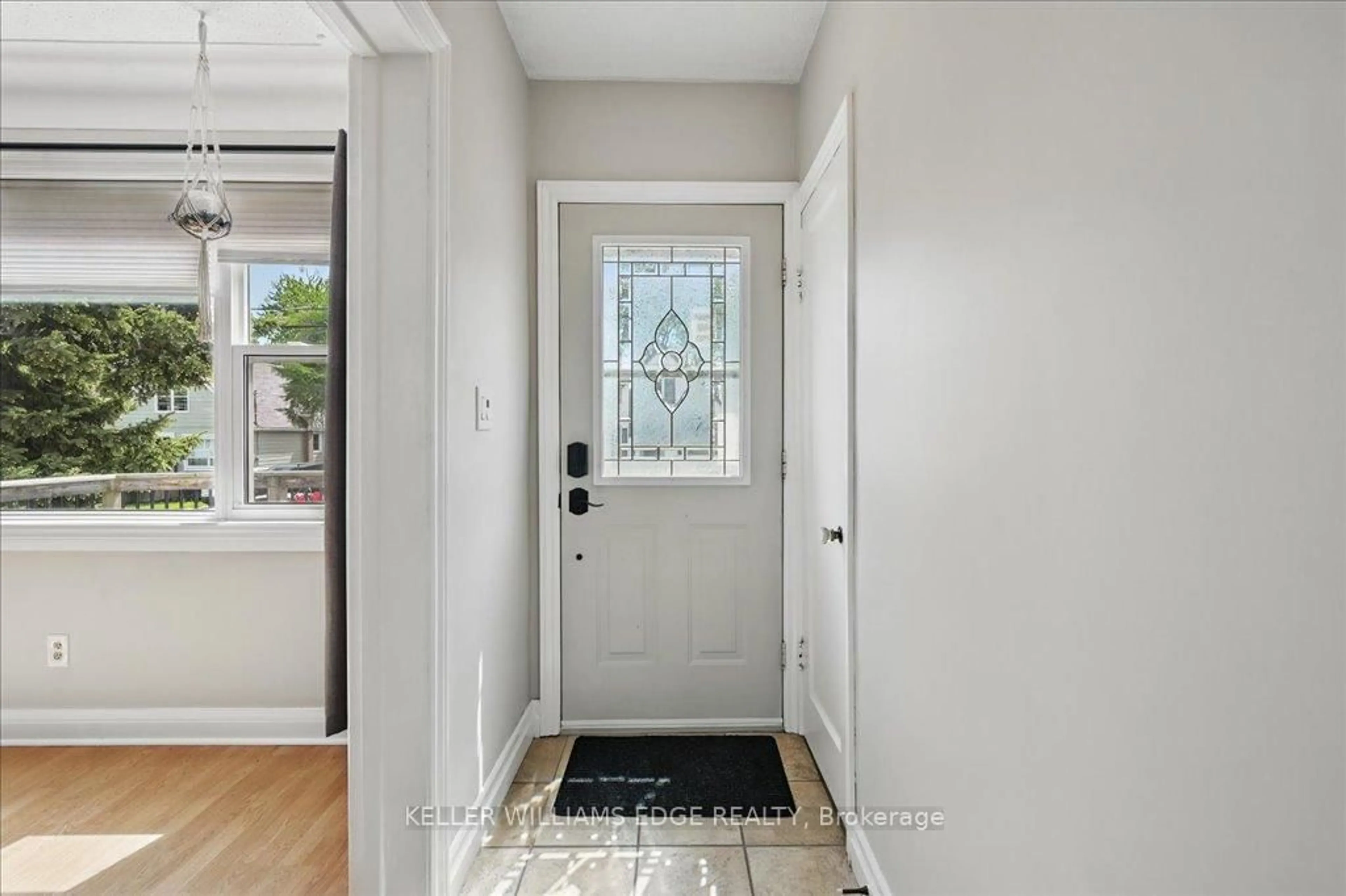 Indoor entryway for 266 East 26th St, Hamilton Ontario L8V 3E1