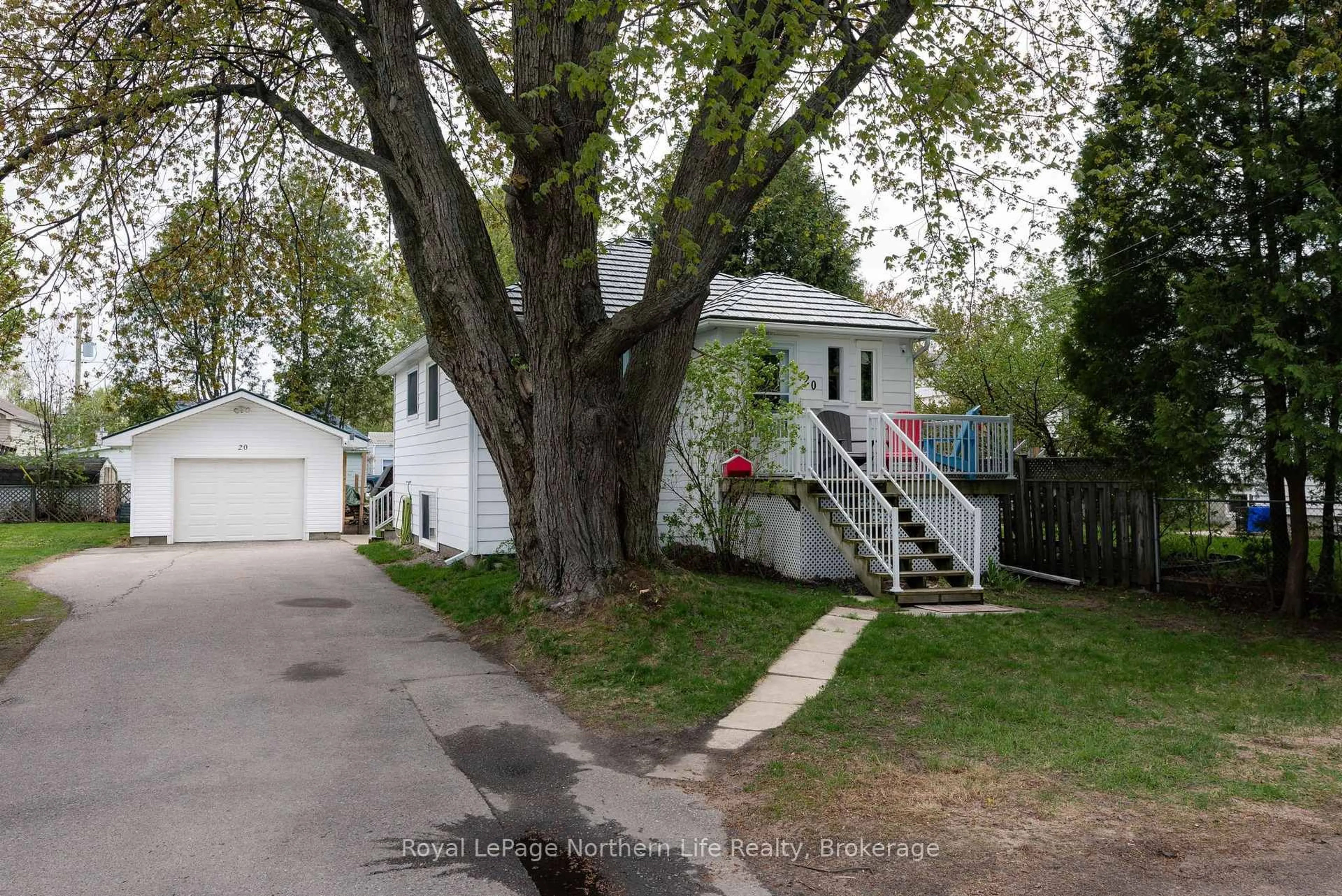 A pic from outside/outdoor area/front of a property/back of a property/a pic from drone, street for 20 Macdonald Ave, North Bay Ontario P1A 1G4