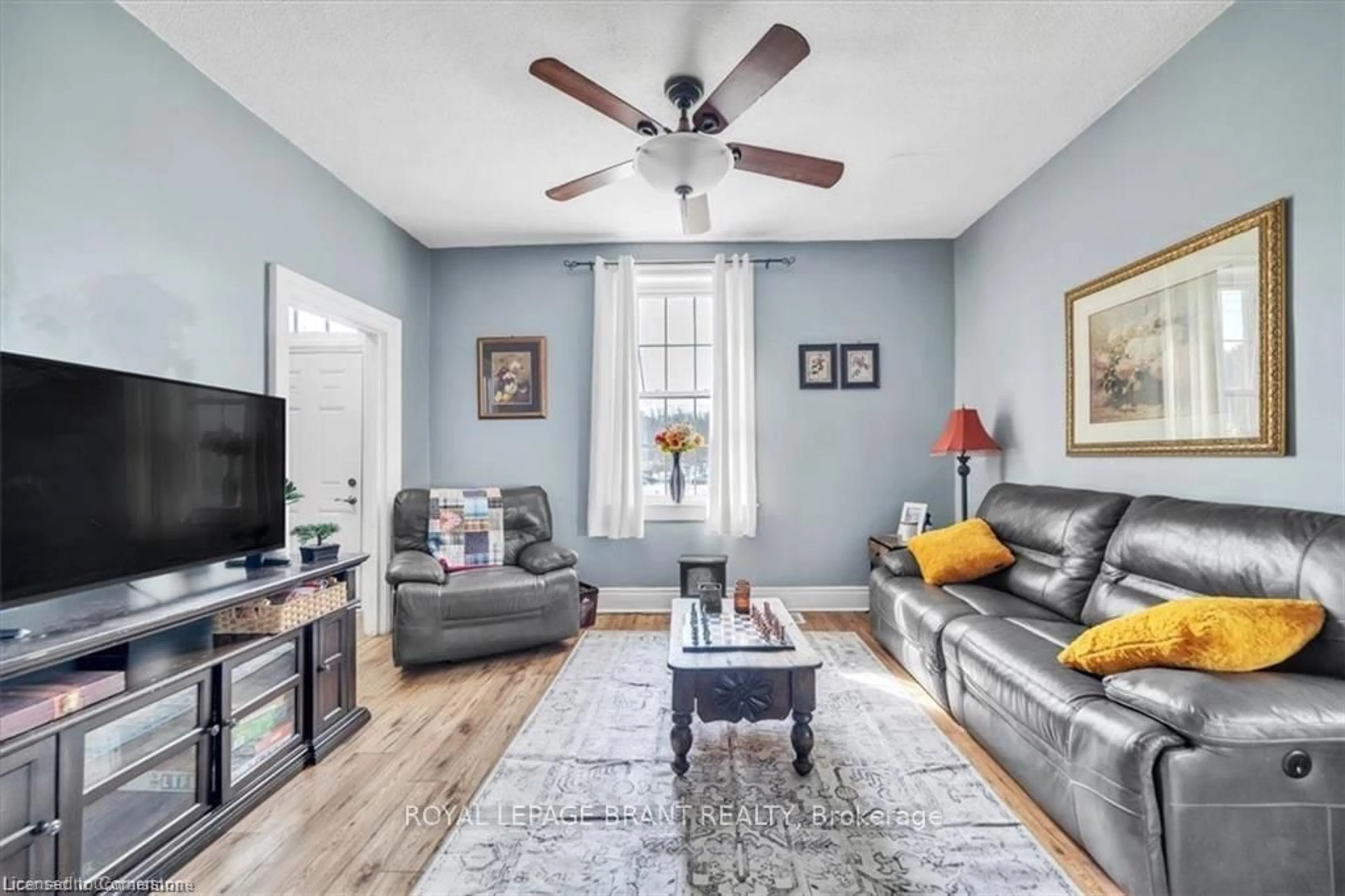 Living room with furniture, unknown for 40 Walnut Lane, Brant Ontario N3L 2K4