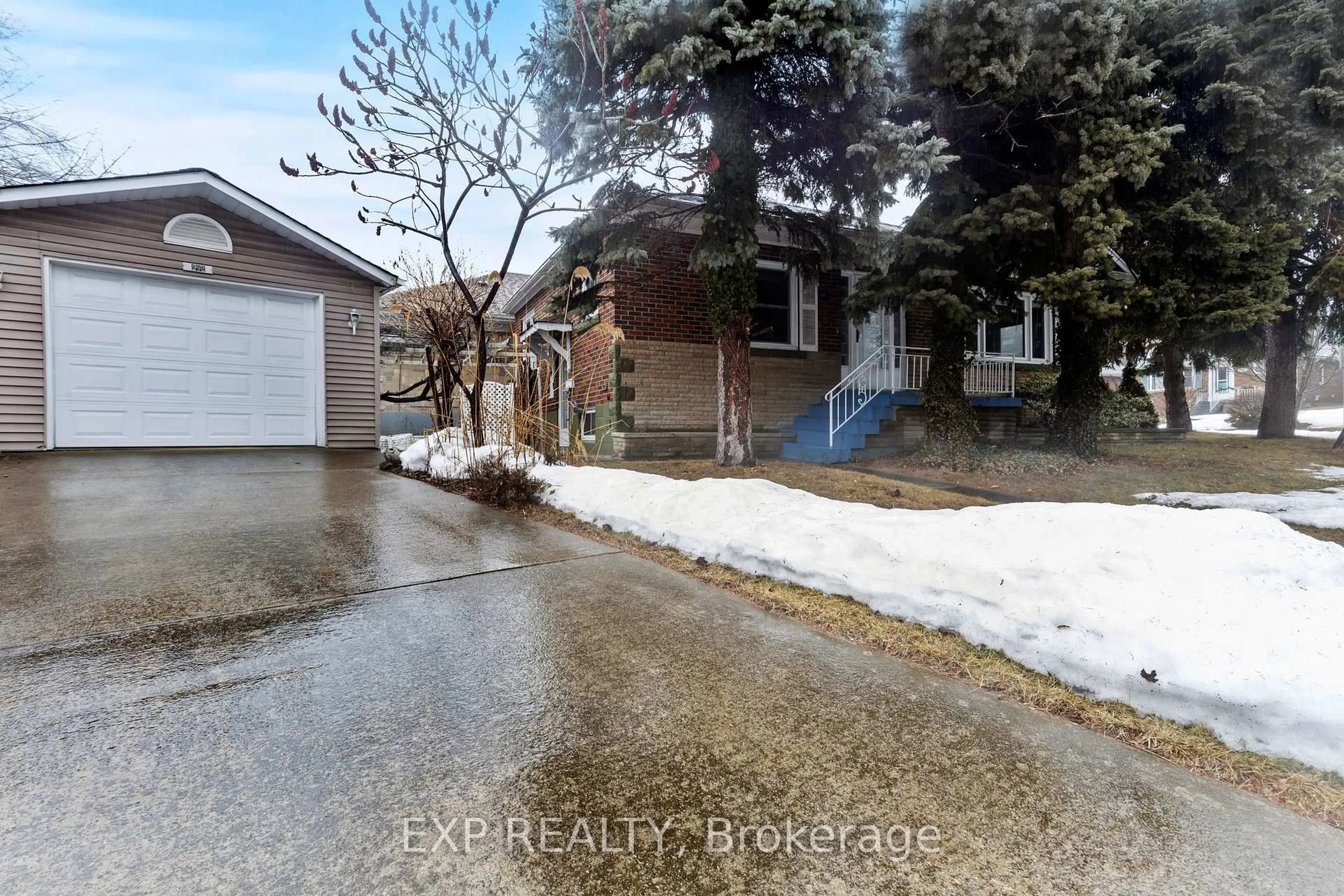 A pic from outside/outdoor area/front of a property/back of a property/a pic from drone, street for 292 Glenholme Ave, Hamilton Ontario L8K 3M3