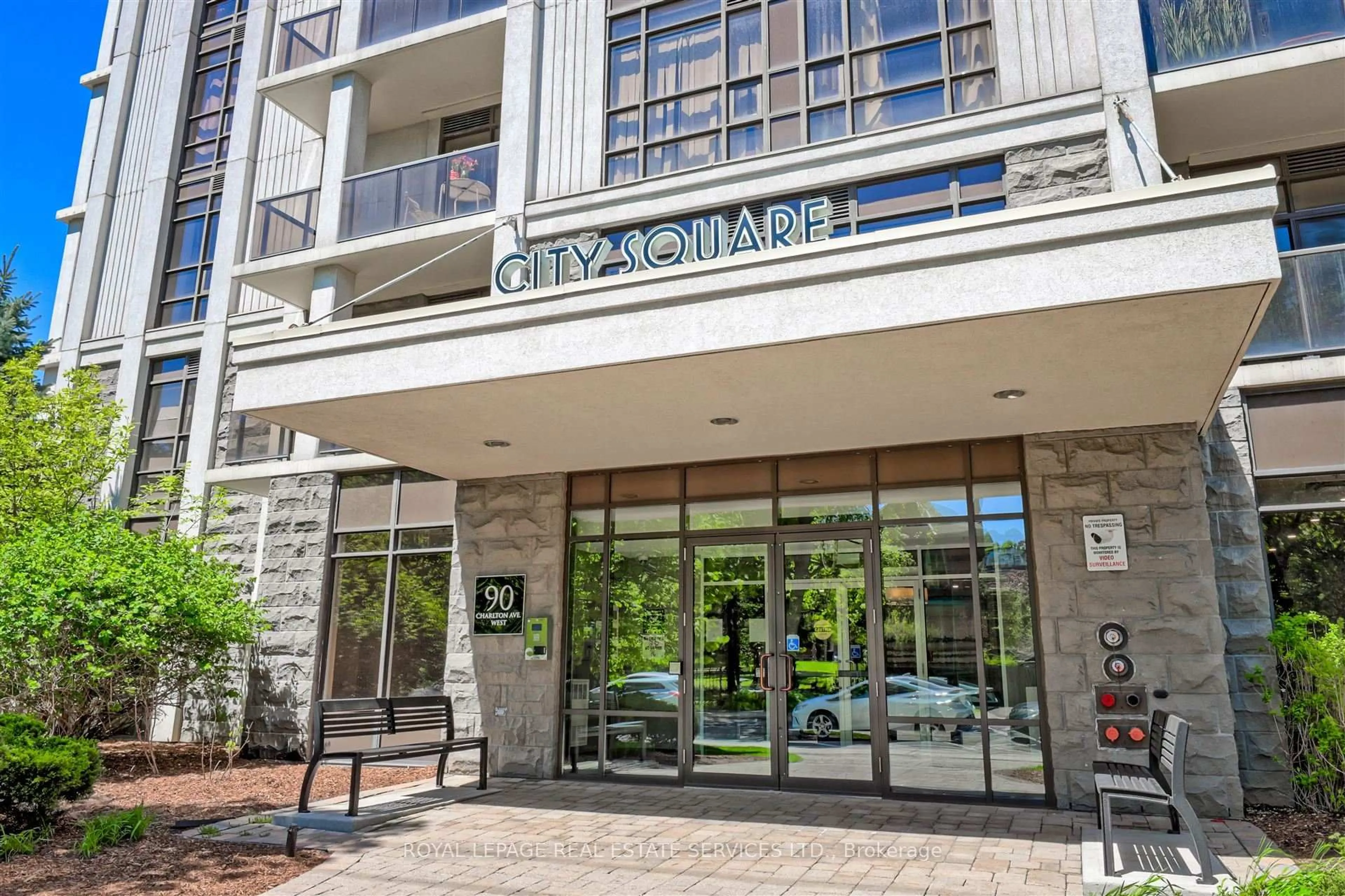 Indoor foyer for 90 Charlton Ave #304, Hamilton Ontario L8P 0B4