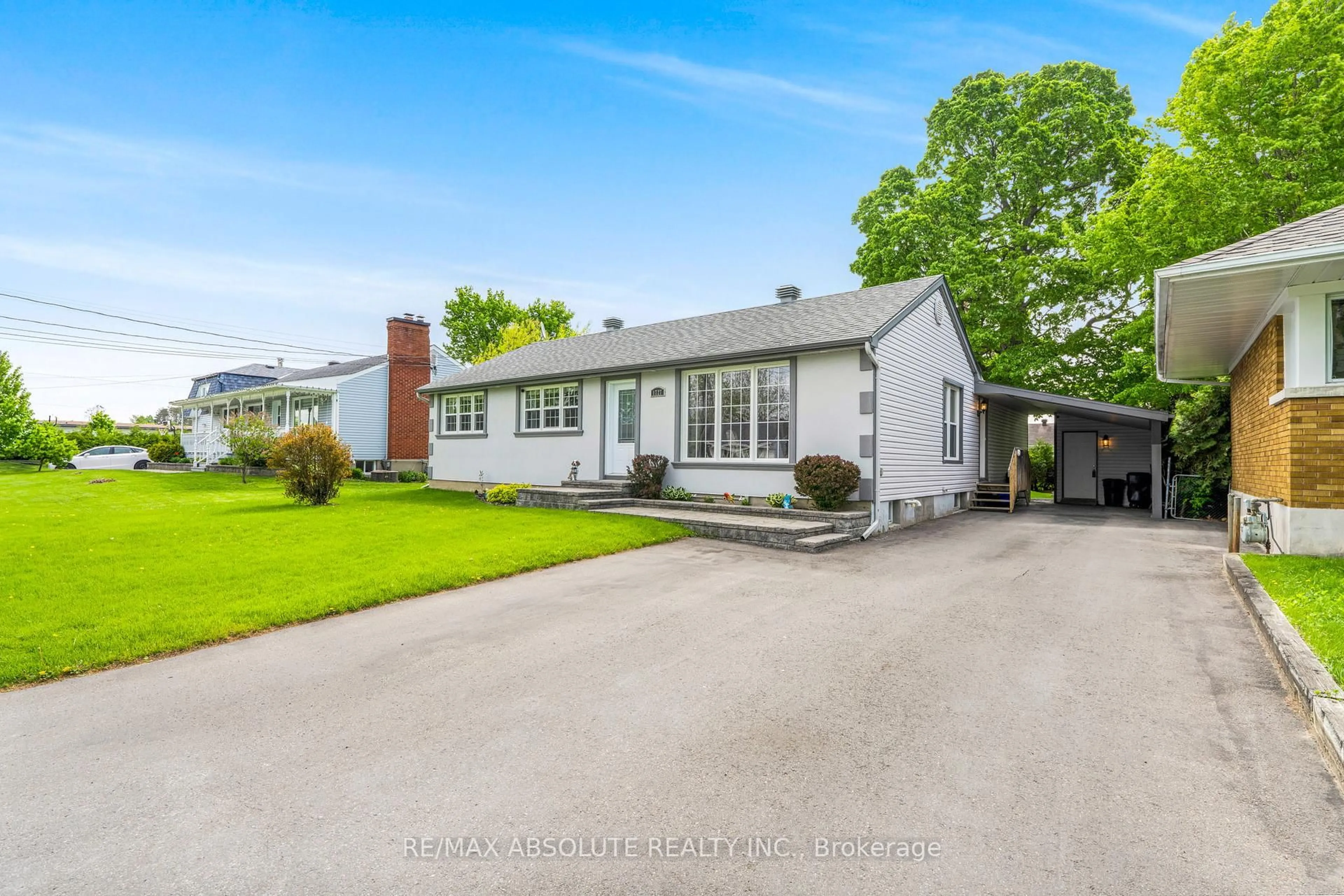 A pic from outside/outdoor area/front of a property/back of a property/a pic from drone, street for 1727 Chene St, Clarence-Rockland Ontario K4K 1K5