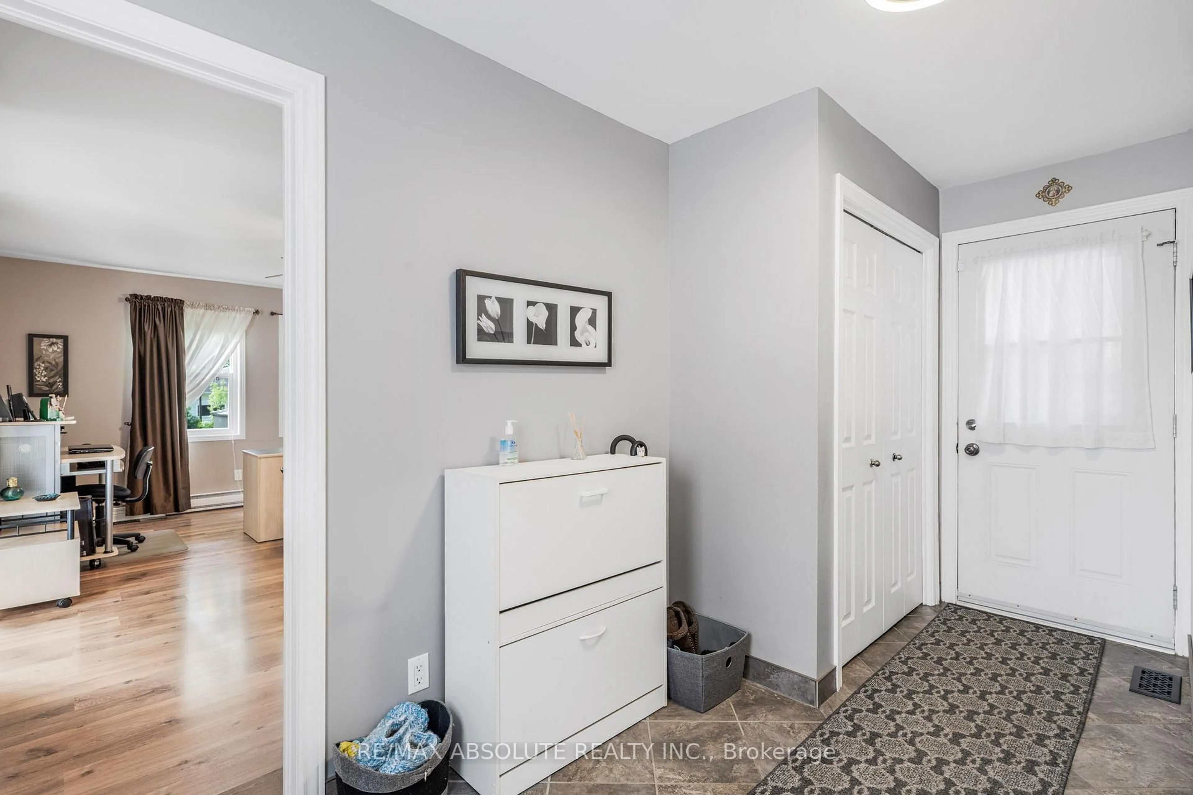 Indoor entryway for 1727 Chene St, Clarence-Rockland Ontario K4K 1K5