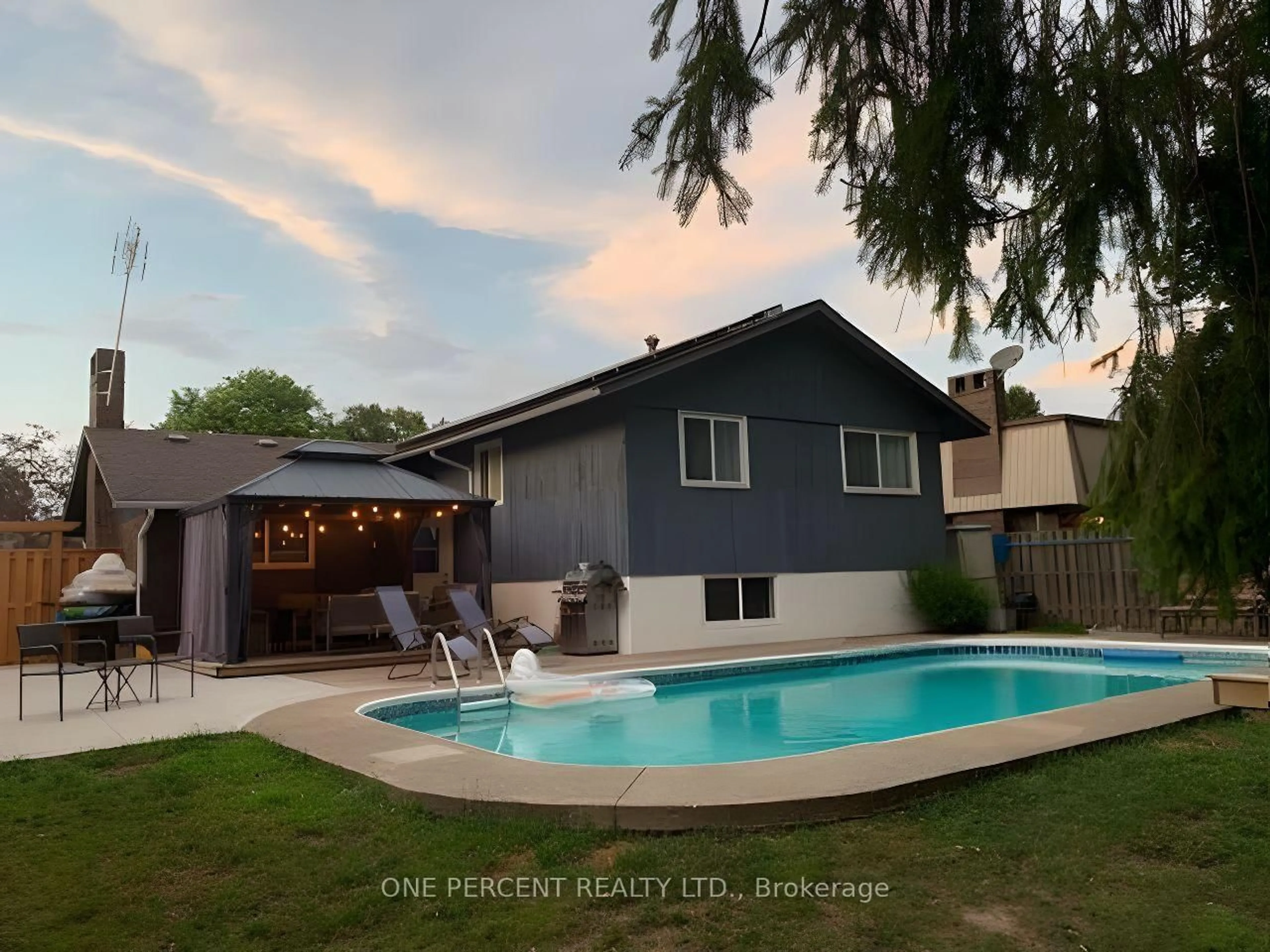 Unknown for 11 The Pinery St, St. Catharines Ontario L2M 6M5