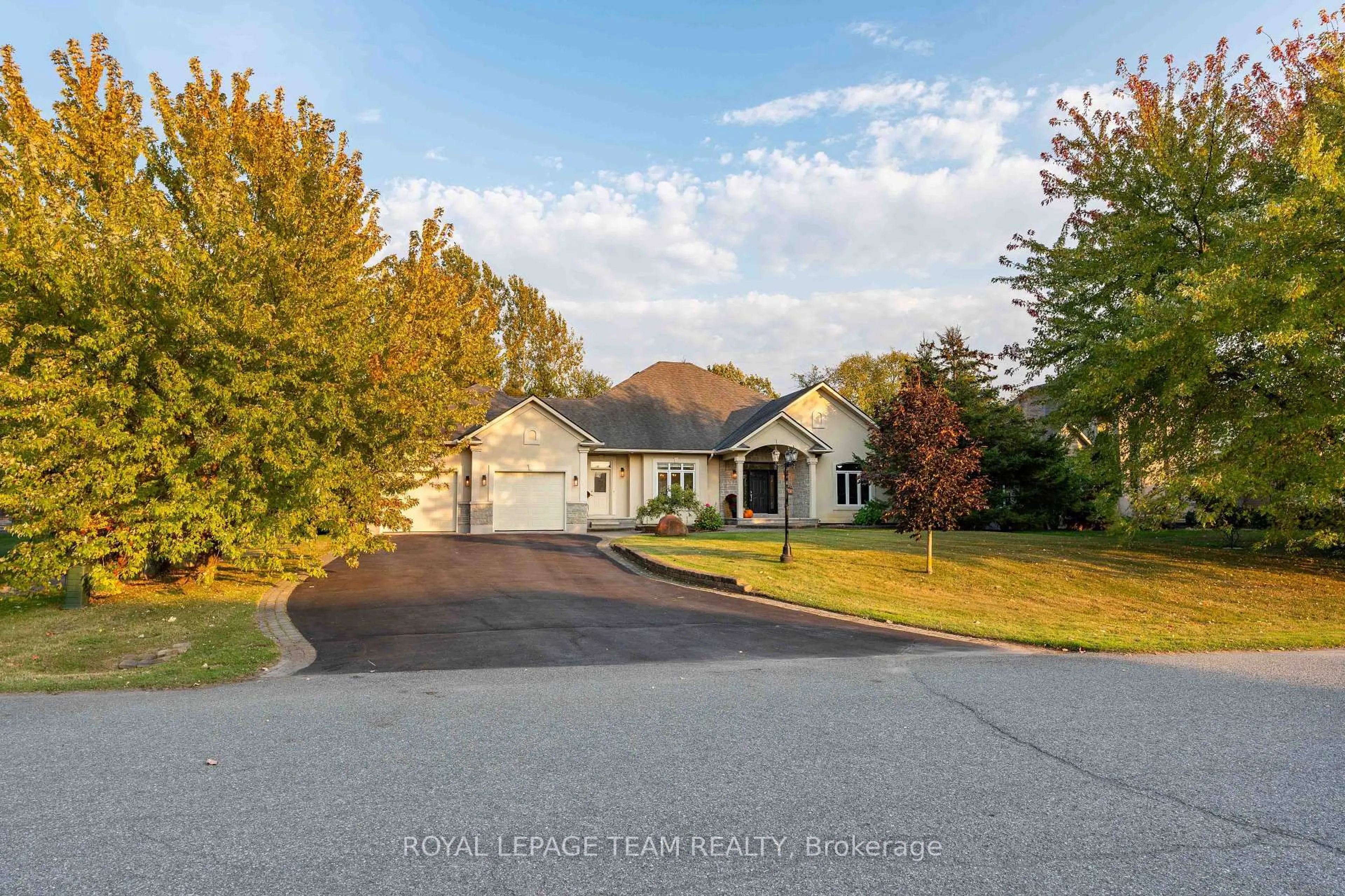 A pic from outside/outdoor area/front of a property/back of a property/a pic from drone, unknown for 5422 Wadell Crt, Ottawa Ontario K4M 1L3