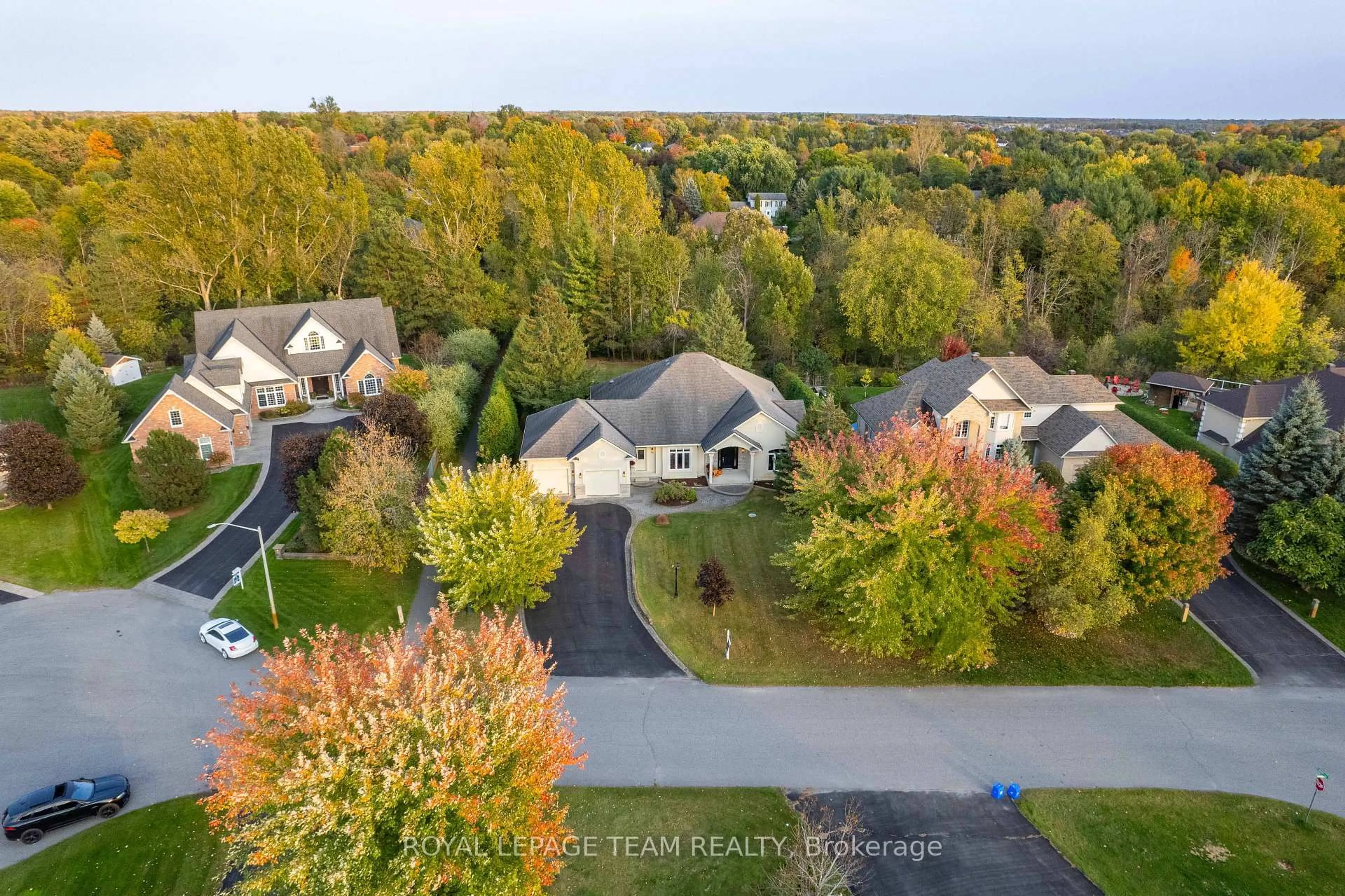 A pic from outside/outdoor area/front of a property/back of a property/a pic from drone, unknown for 5422 Wadell Crt, Ottawa Ontario K4M 1L3