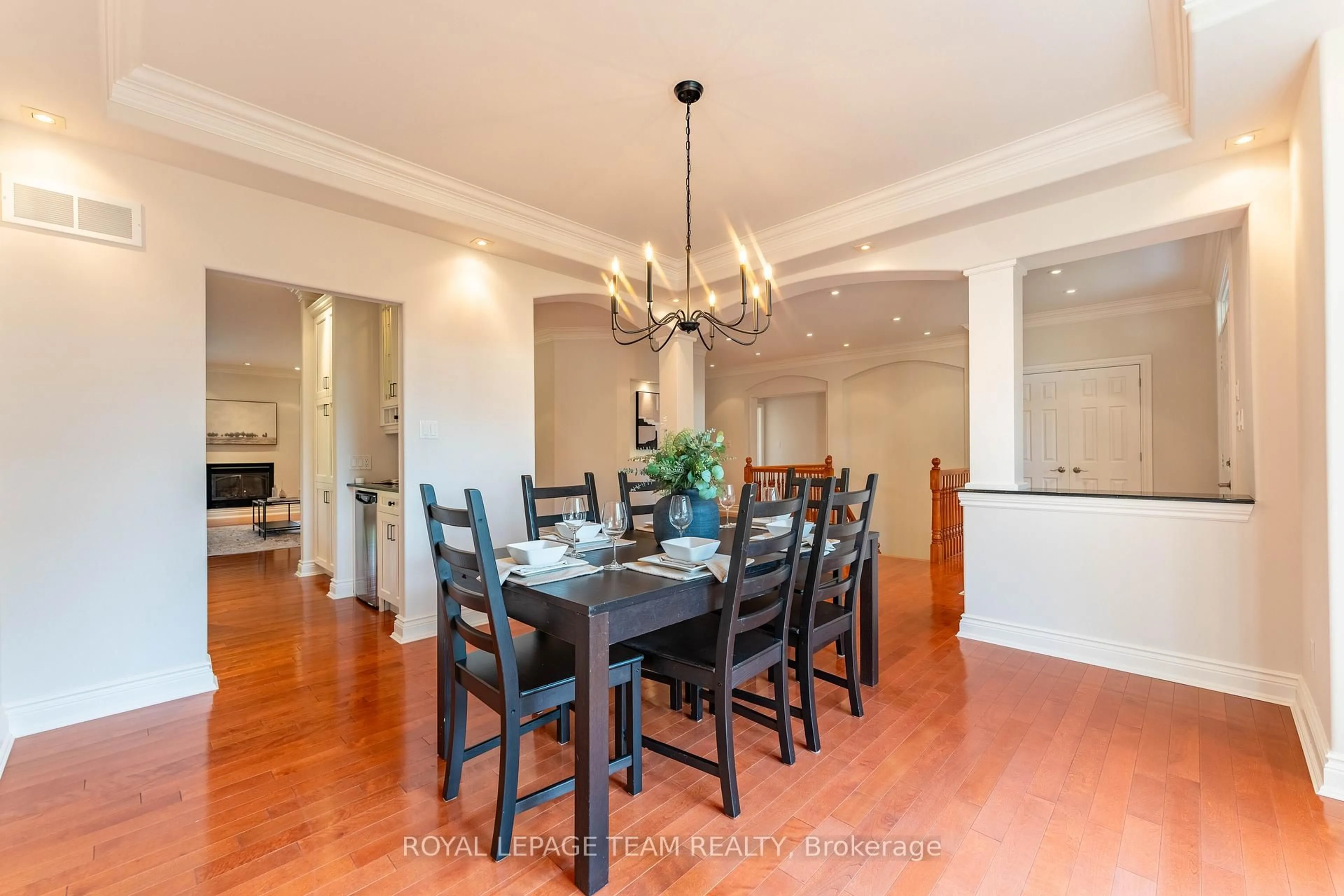 Dining room, wood/laminate floor for 5422 Wadell Crt, Ottawa Ontario K4M 1L3