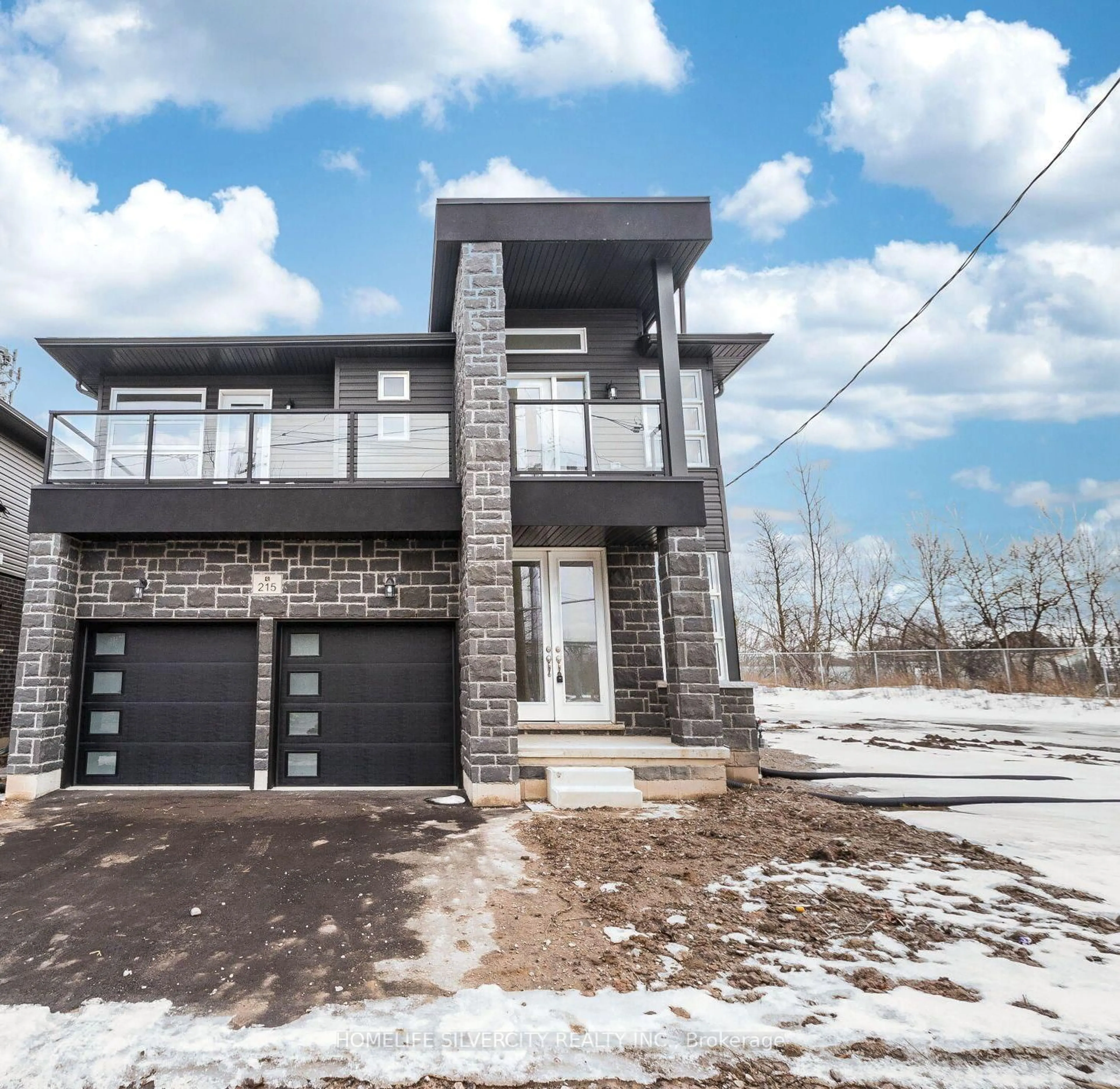 Home with brick exterior material, unknown for 215 Southworth St, Welland Ontario L3B 1Z4