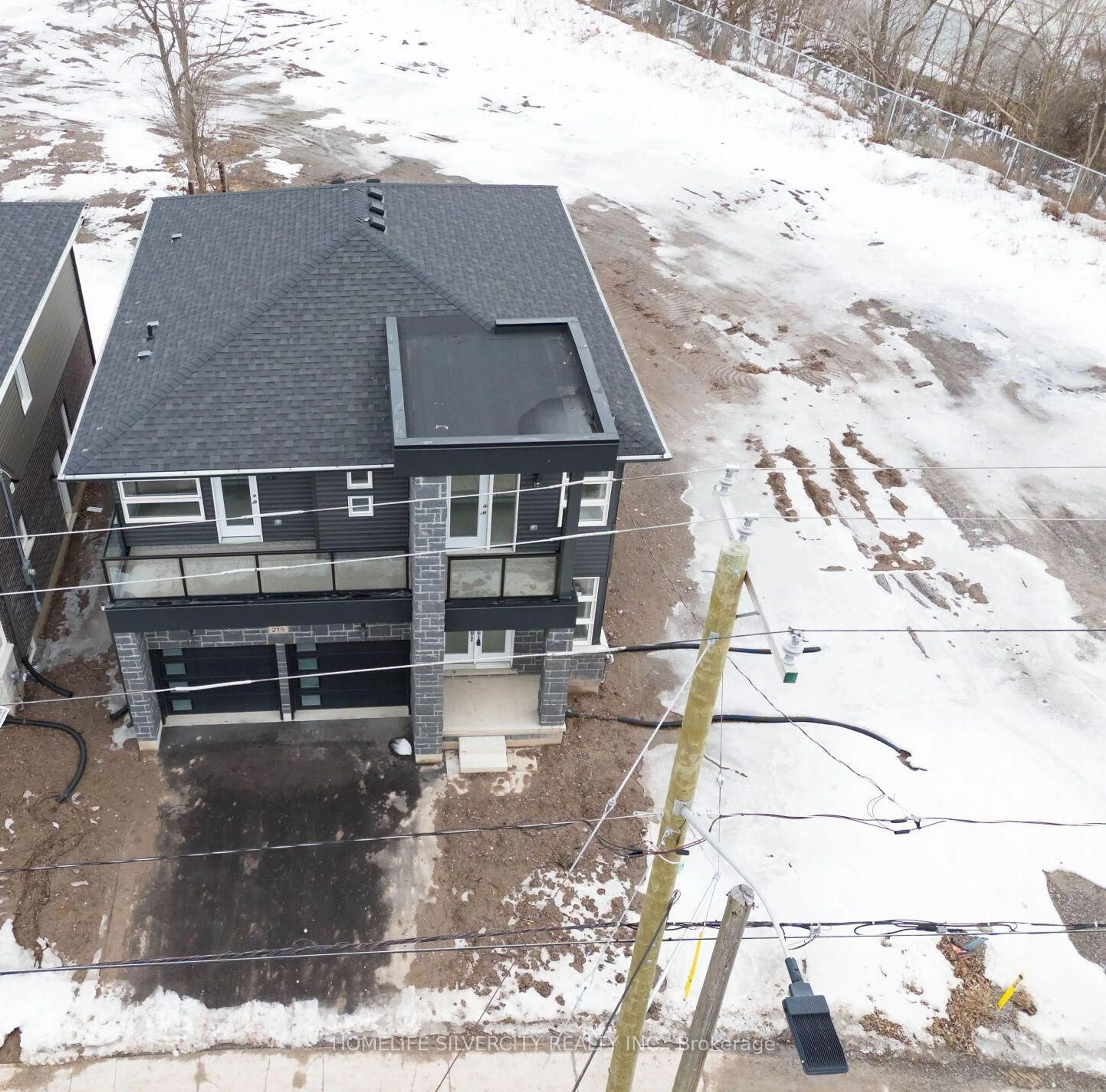 A pic from outside/outdoor area/front of a property/back of a property/a pic from drone, building for 215 Southworth St, Welland Ontario L3B 1Z4