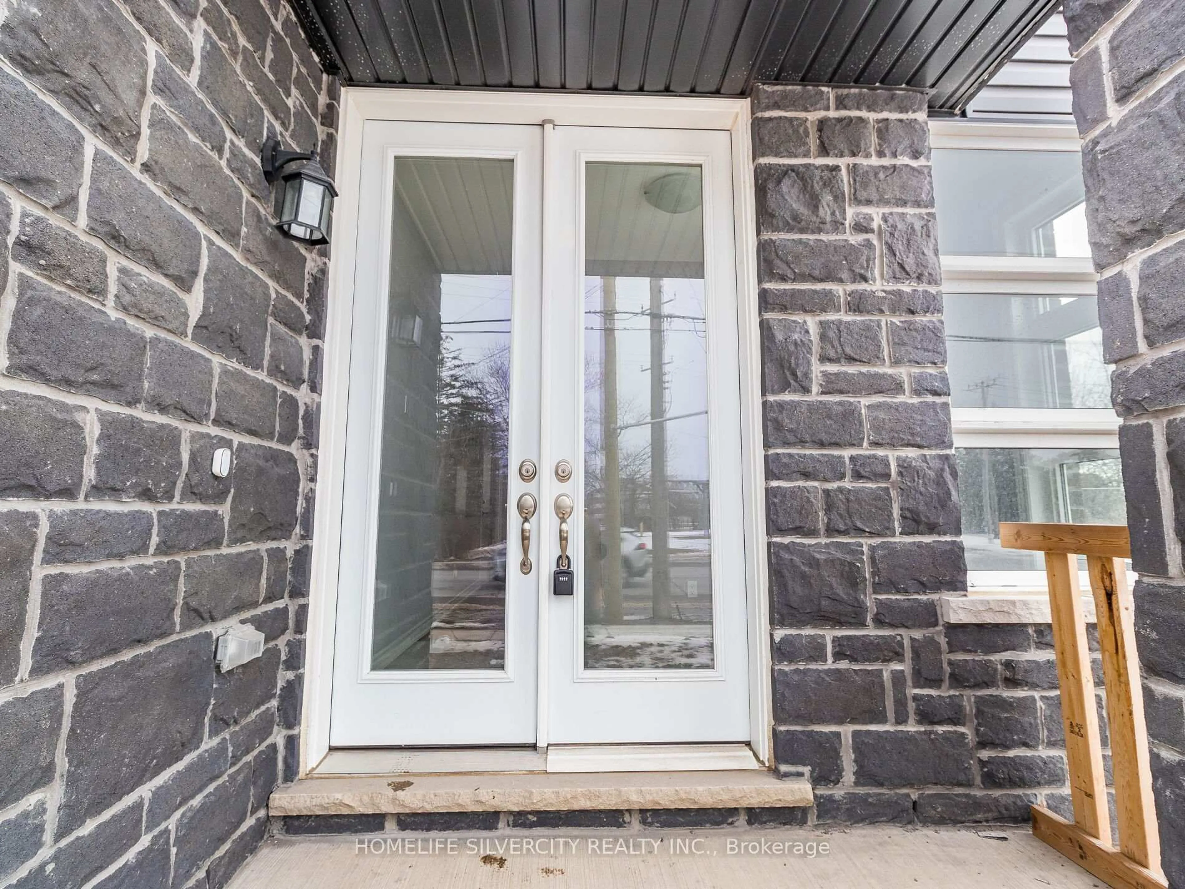 Indoor entryway for 215 Southworth St, Welland Ontario L3B 1Z4