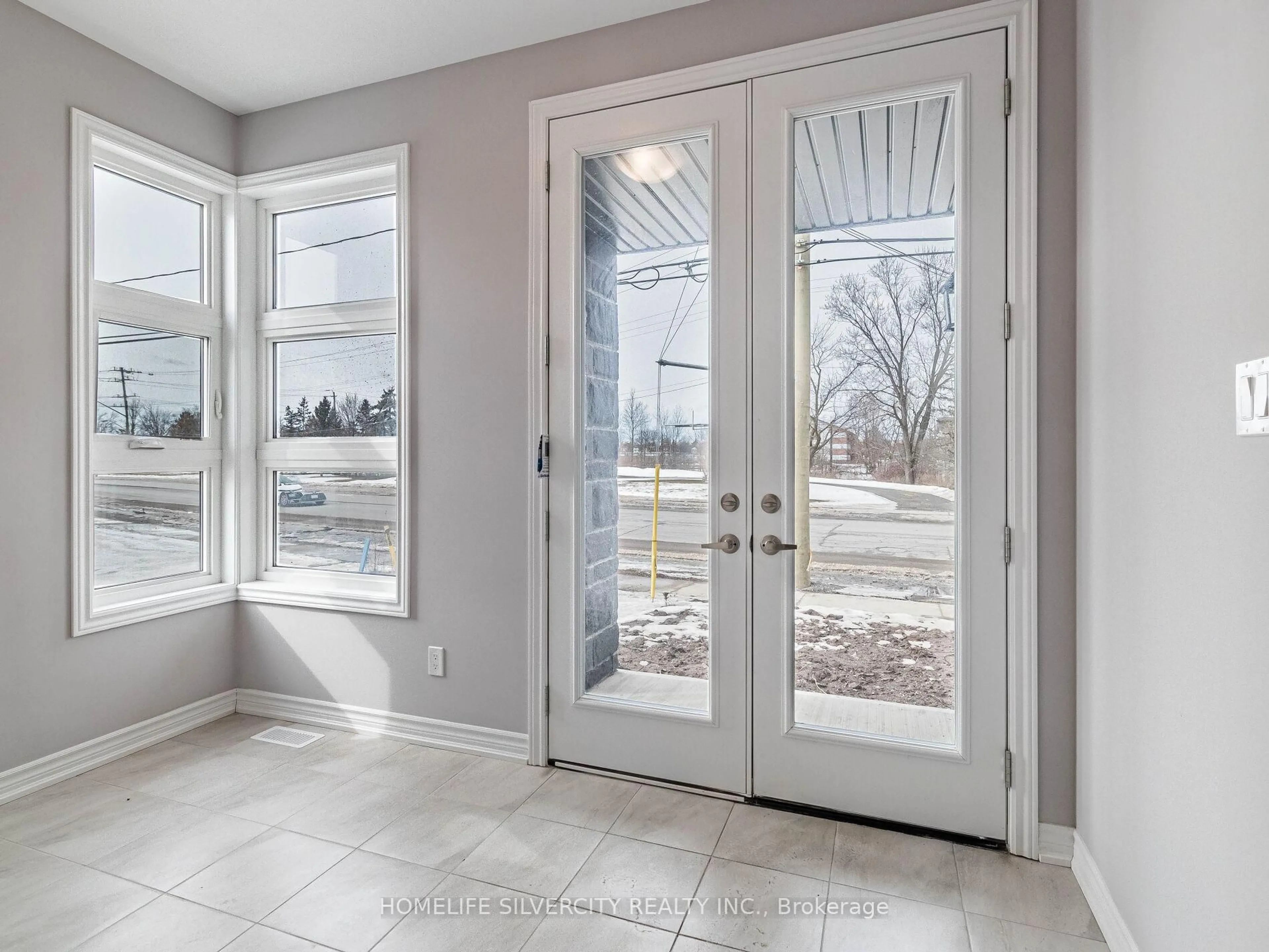 Indoor entryway for 215 Southworth St, Welland Ontario L3B 1Z4