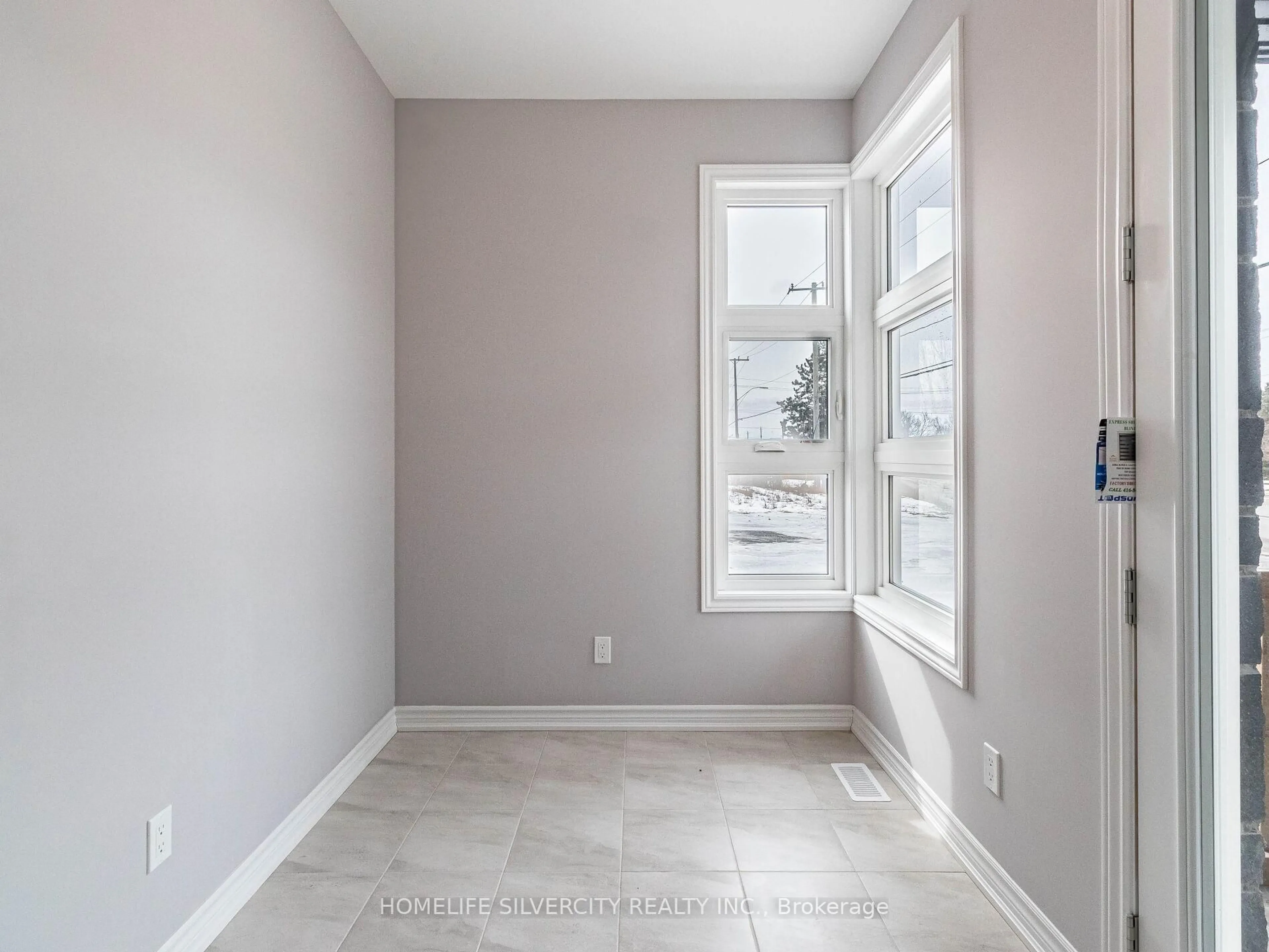 Indoor entryway for 215 Southworth St, Welland Ontario L3B 1Z4