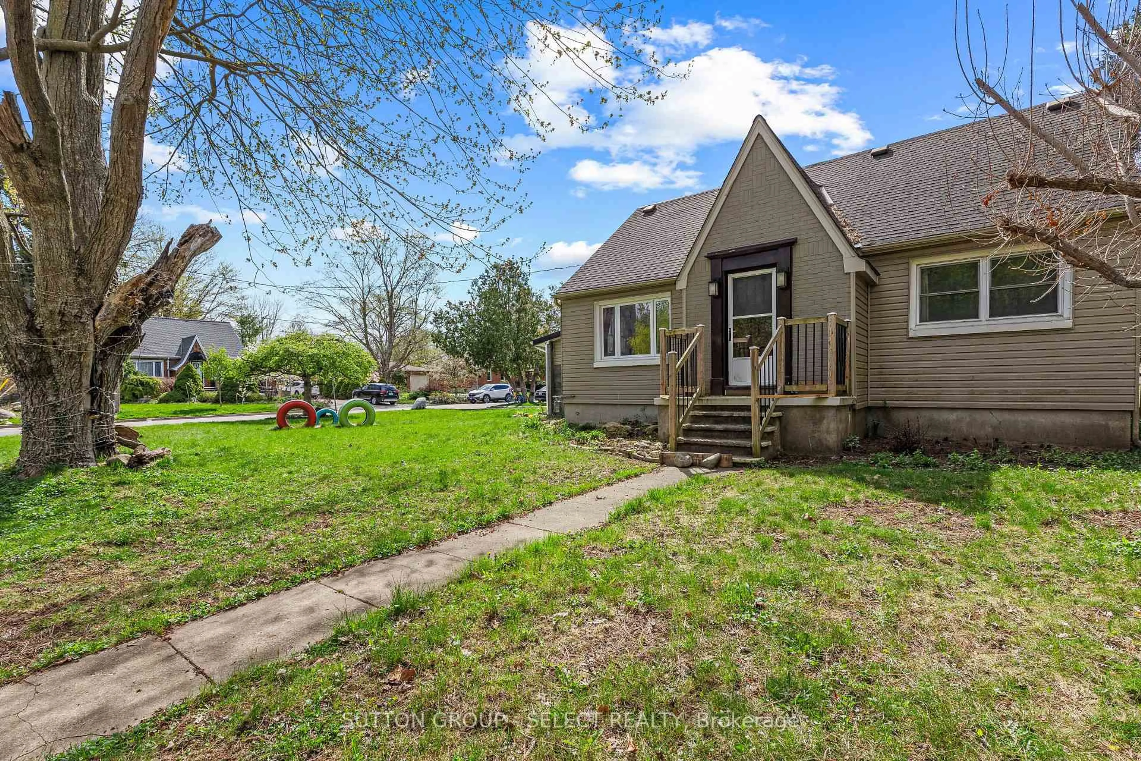 A pic from outside/outdoor area/front of a property/back of a property/a pic from drone, street for 389 Northbrae Dr, London East Ontario N5Y 2G9