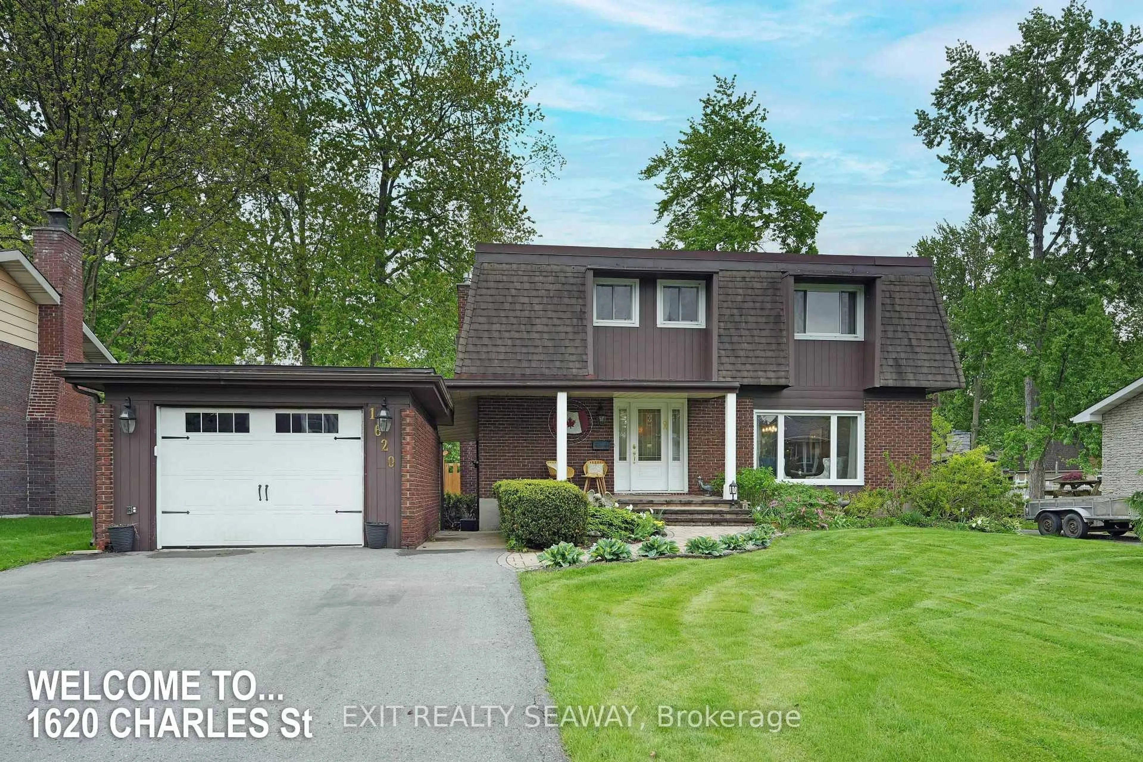 Home with vinyl exterior material, street for 1620 Charles St, Cornwall Ontario K6J 1Z4