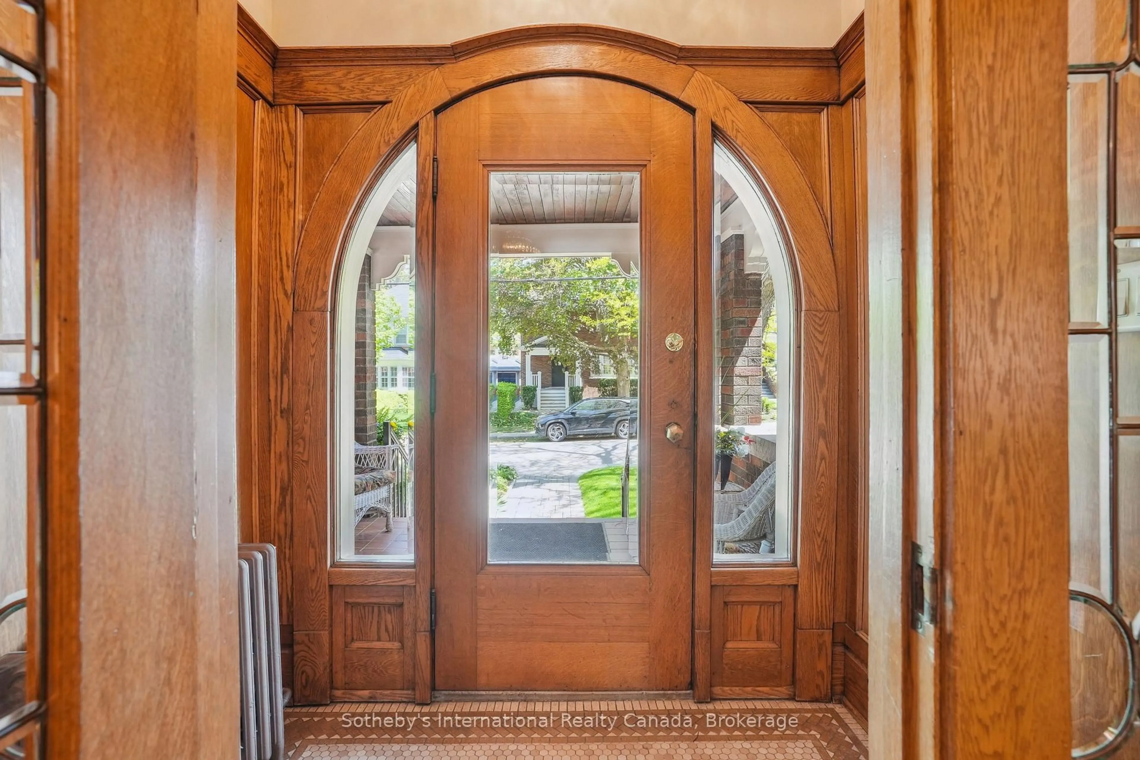 Indoor entryway for 88 Chedoke Ave, Hamilton Ontario L8P 4N9