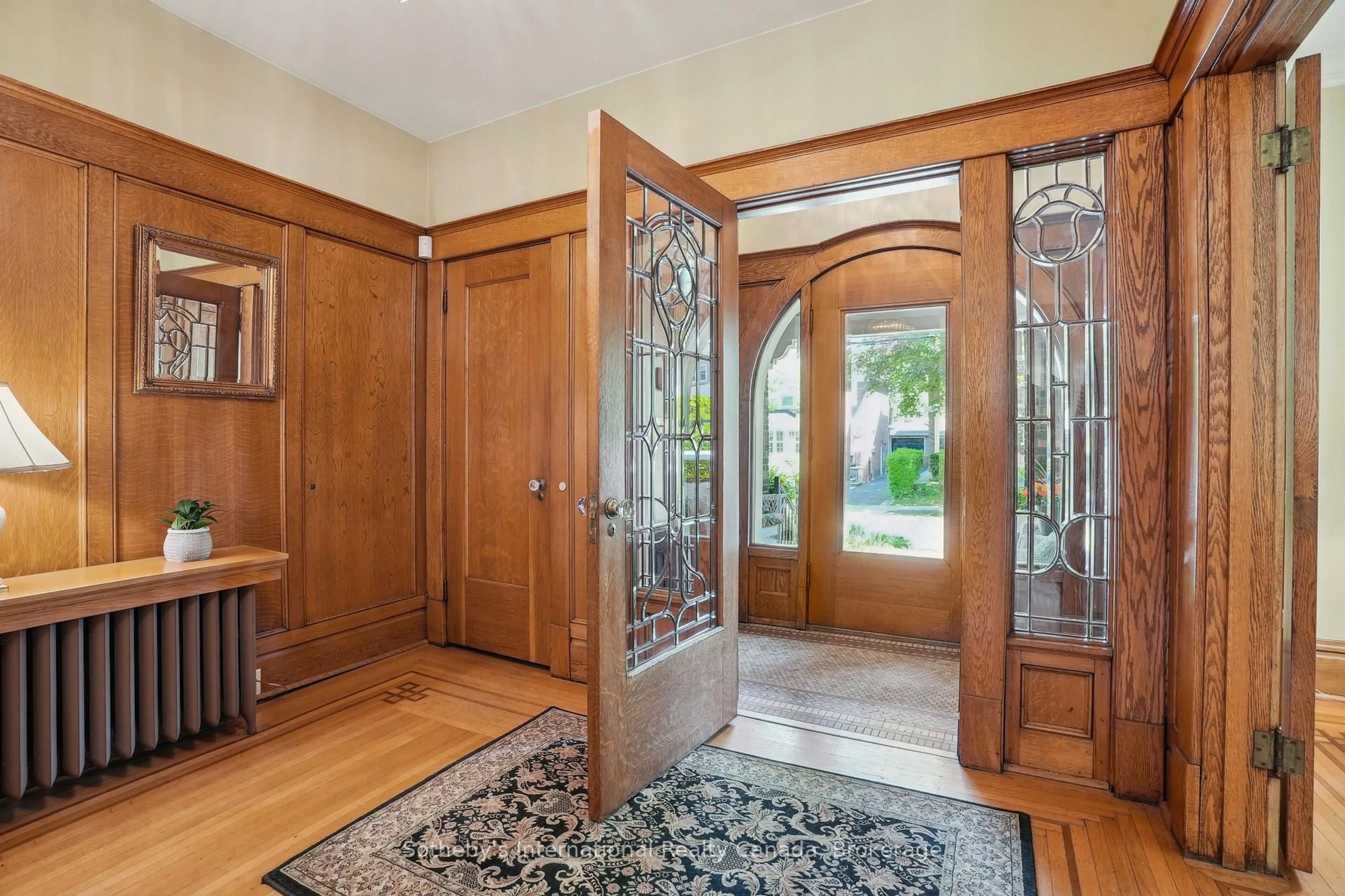 Indoor entryway for 88 Chedoke Ave, Hamilton Ontario L8P 4N9
